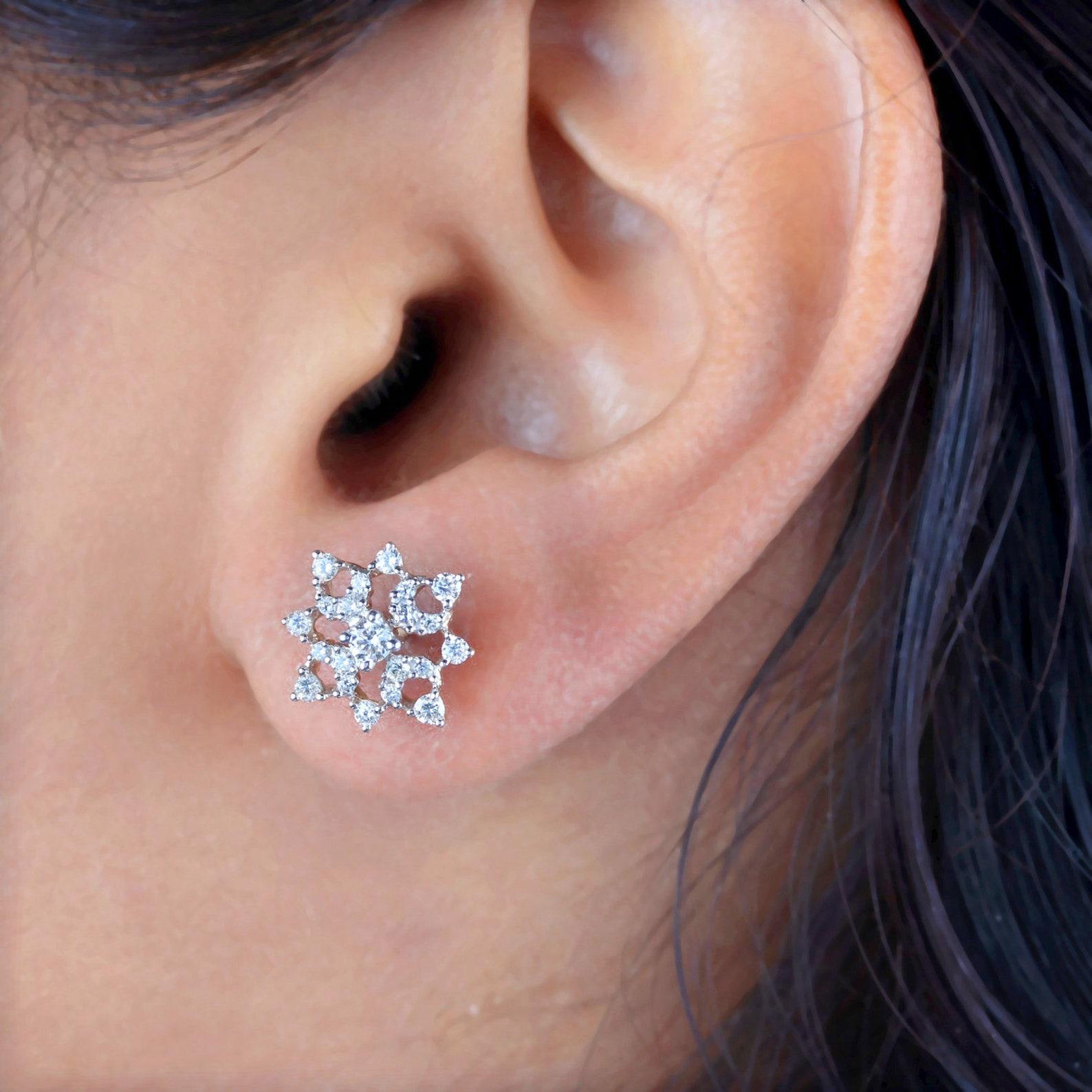 Magnifique clou d'oreilles d'anniversaire en or jaune 14 carats pavé de diamants naturels Neuf - En vente à Chicago, IL