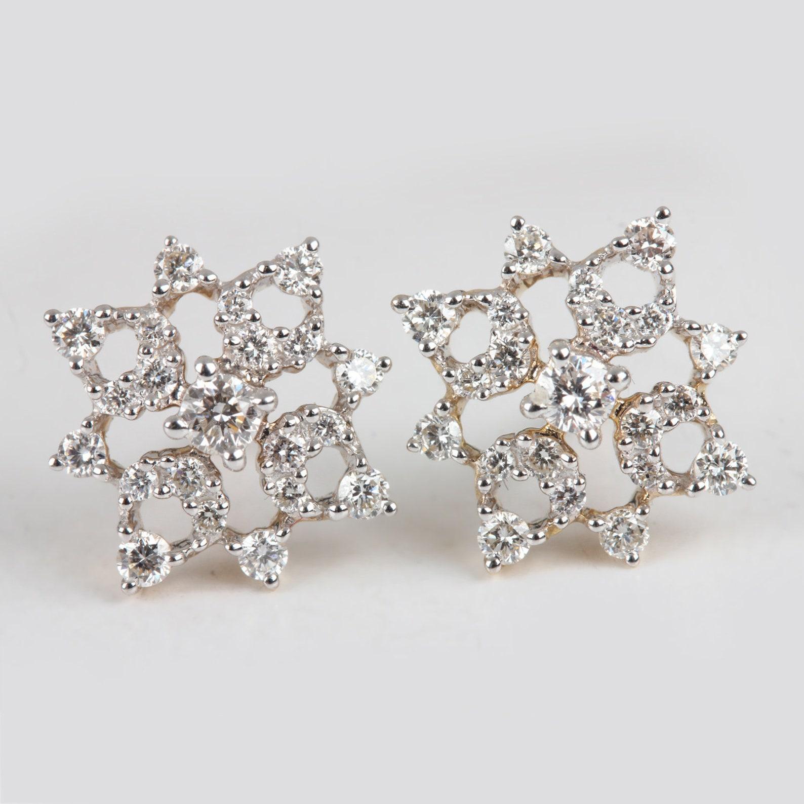 Magnifique clou d'oreilles d'anniversaire en or jaune 14 carats pavé de diamants naturels en vente 1