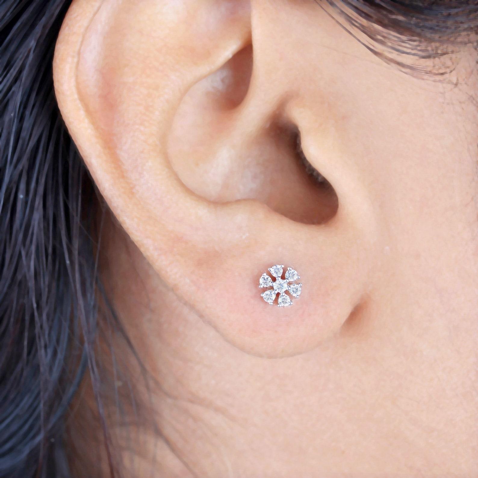 Taille brillant Clous d'oreilles délicats pour anniversaire en or jaune 14 carats pavés de diamants naturels en vente