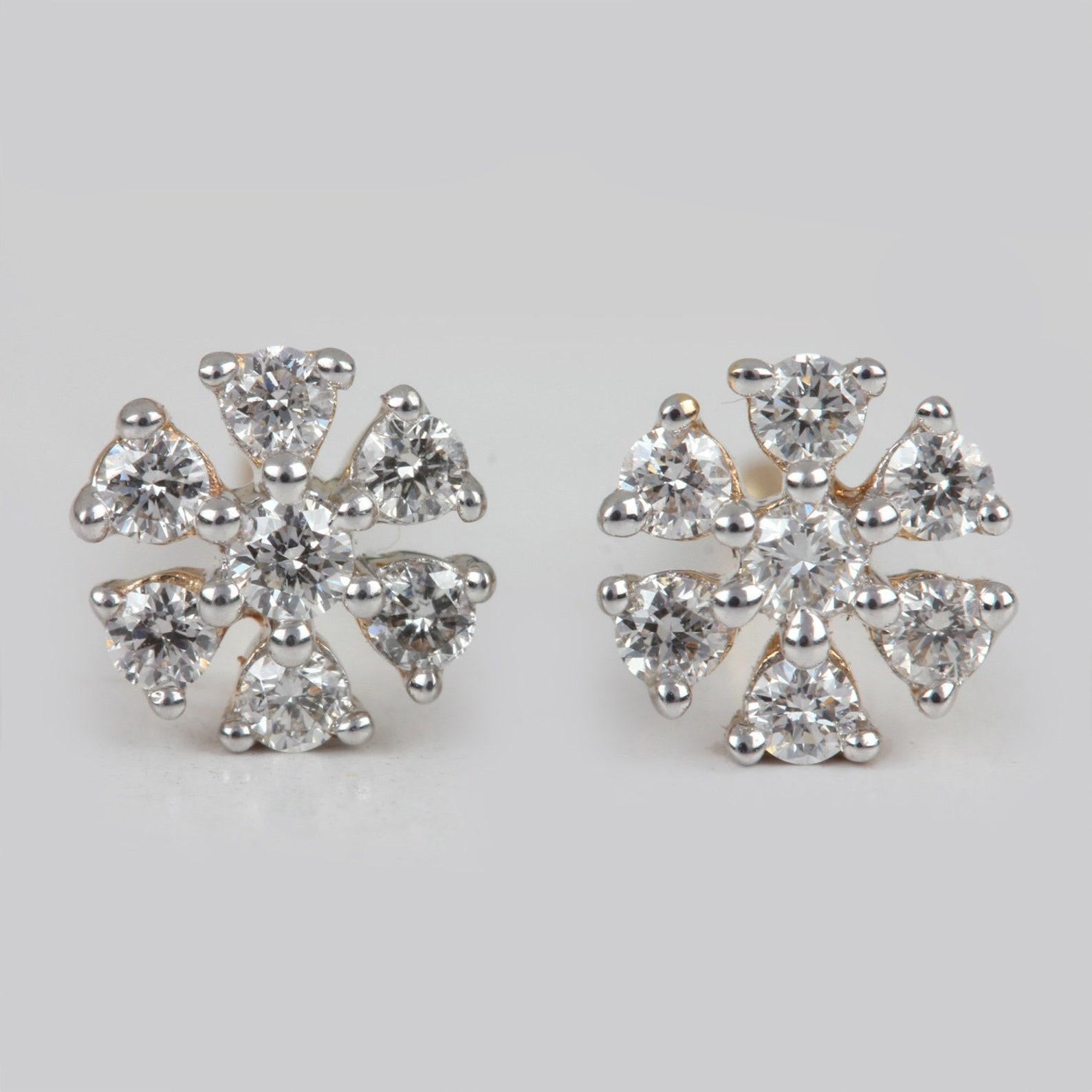 Clous d'oreilles délicats pour anniversaire en or jaune 14 carats pavés de diamants naturels Neuf - En vente à Chicago, IL