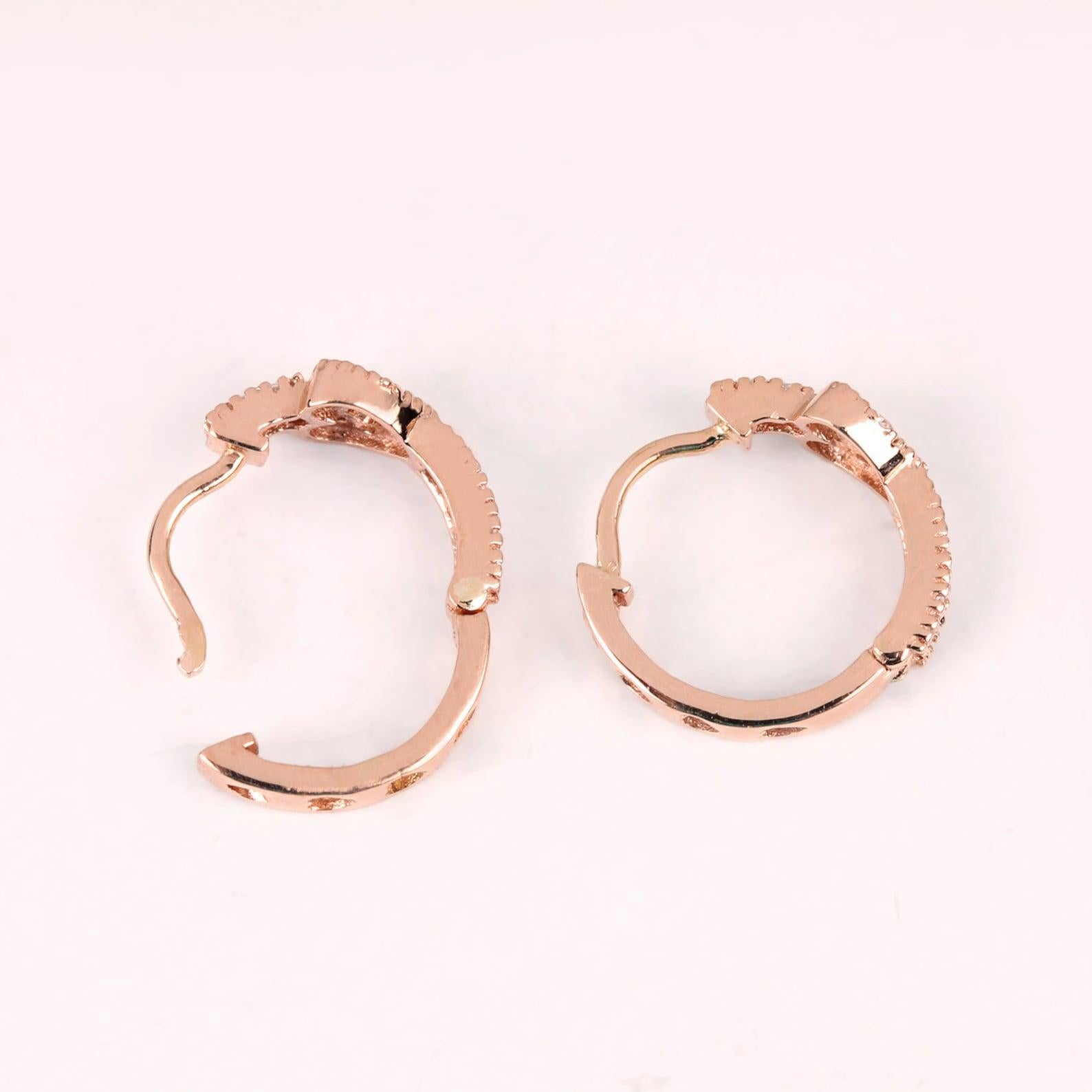 Boucles d'oreilles en forme de cœur en or jaune 14 carats avec diamants pavés naturels en forme de cœur en vente 3