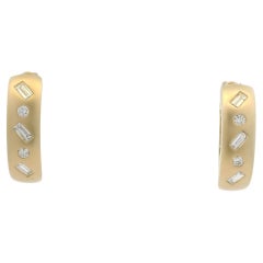 14K Gelbgold Natürliche Runde & Baguette Diamant Flush Set Huggie Ohrringe