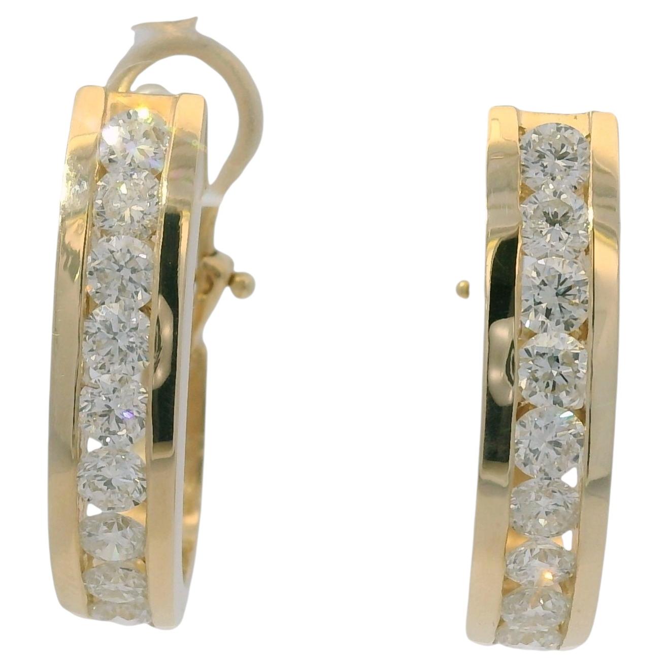 Orecchini Huggie in oro giallo 14K con diamanti rotondi a taglio brillante naturali incastonati a canale