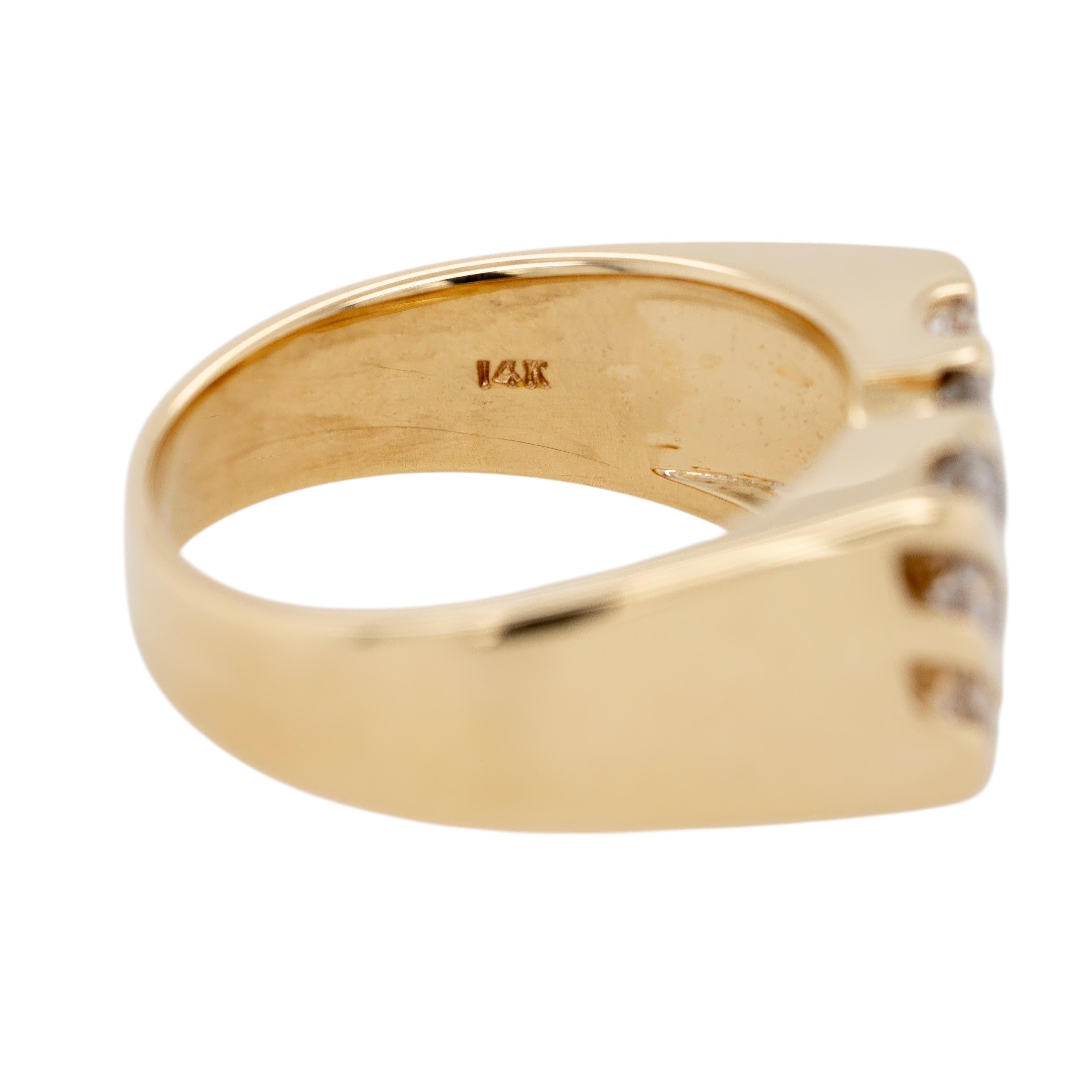 Taille ronde Bague pour homme en or jaune 14k, diamant naturel rond et brillant en vente