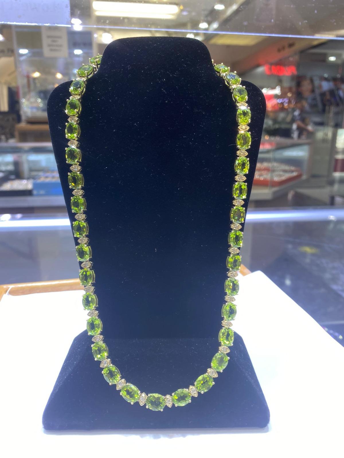 14K Gelbgold Halskette 34.44gm / Natürlicher Peridot 84.52ct / Diamanten 1.46ct
Der Edelstein Peridot wurde für die Herstellung dieser exquisiten Halskette verwendet. Der Peridot ist ein Stein, der für eine Reihe bewundernswerter Eigenschaften
