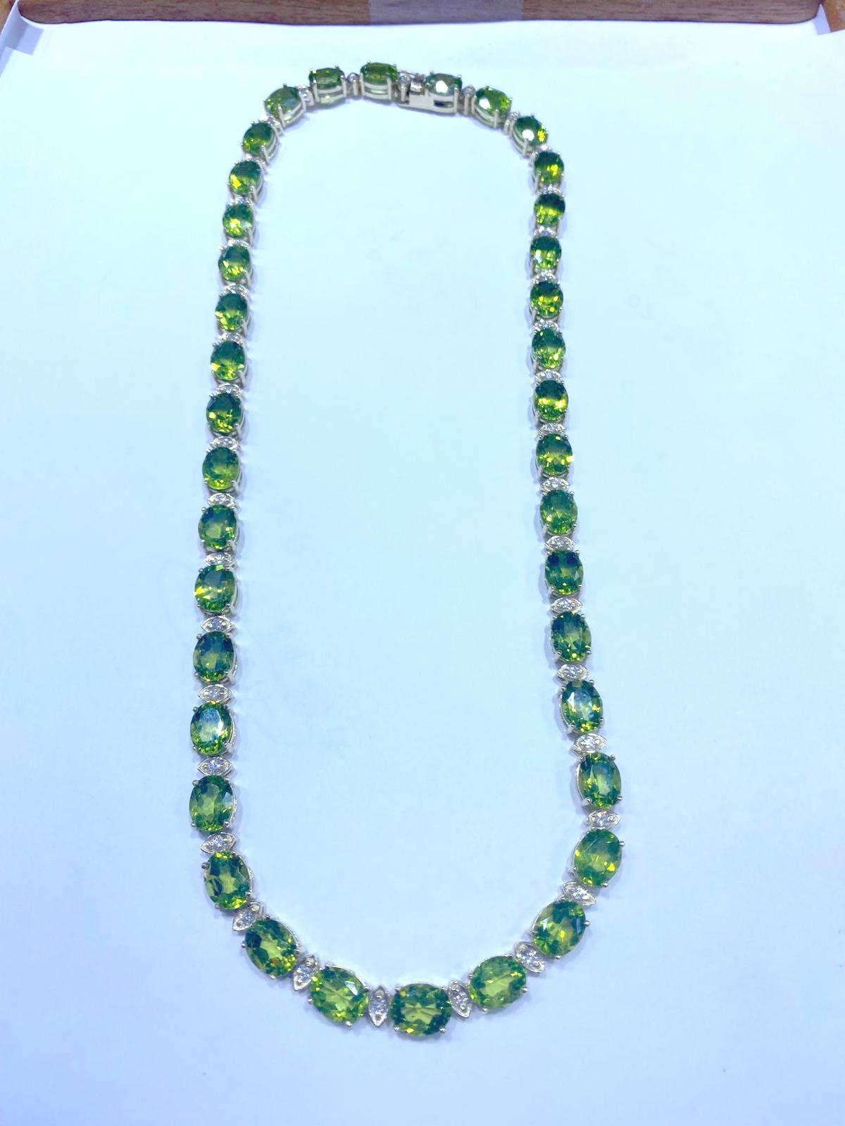 14 Karat Gelbgold Halskette 34,44 g / natürlicher Peridot 84,52 Karat / Diamanten 1,46 Karat (Ovalschliff) im Angebot