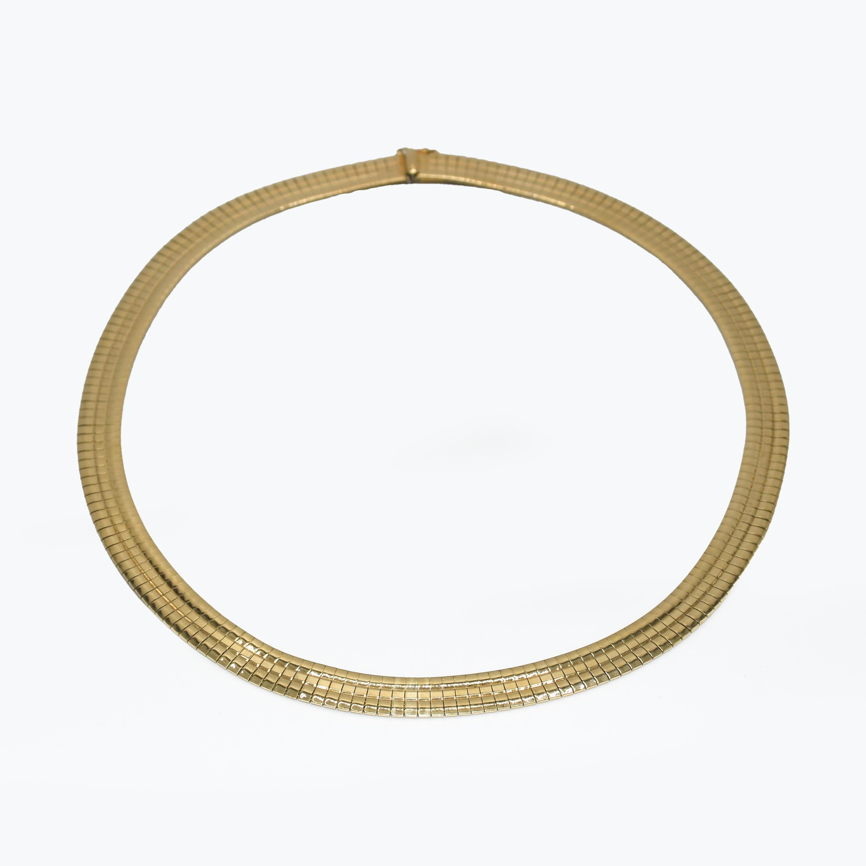 14K Gelbgold Halskette (glänzend), 35,3g
Halskette aus 14k Gelbgold mit glänzendem Finish.
Gestempelt 14k Italien und wiegt 35,3 Gramm.
Die Halskette ist 16 1/2 Zoll lang und 8 mm breit.
Sehr guter Zustand. 