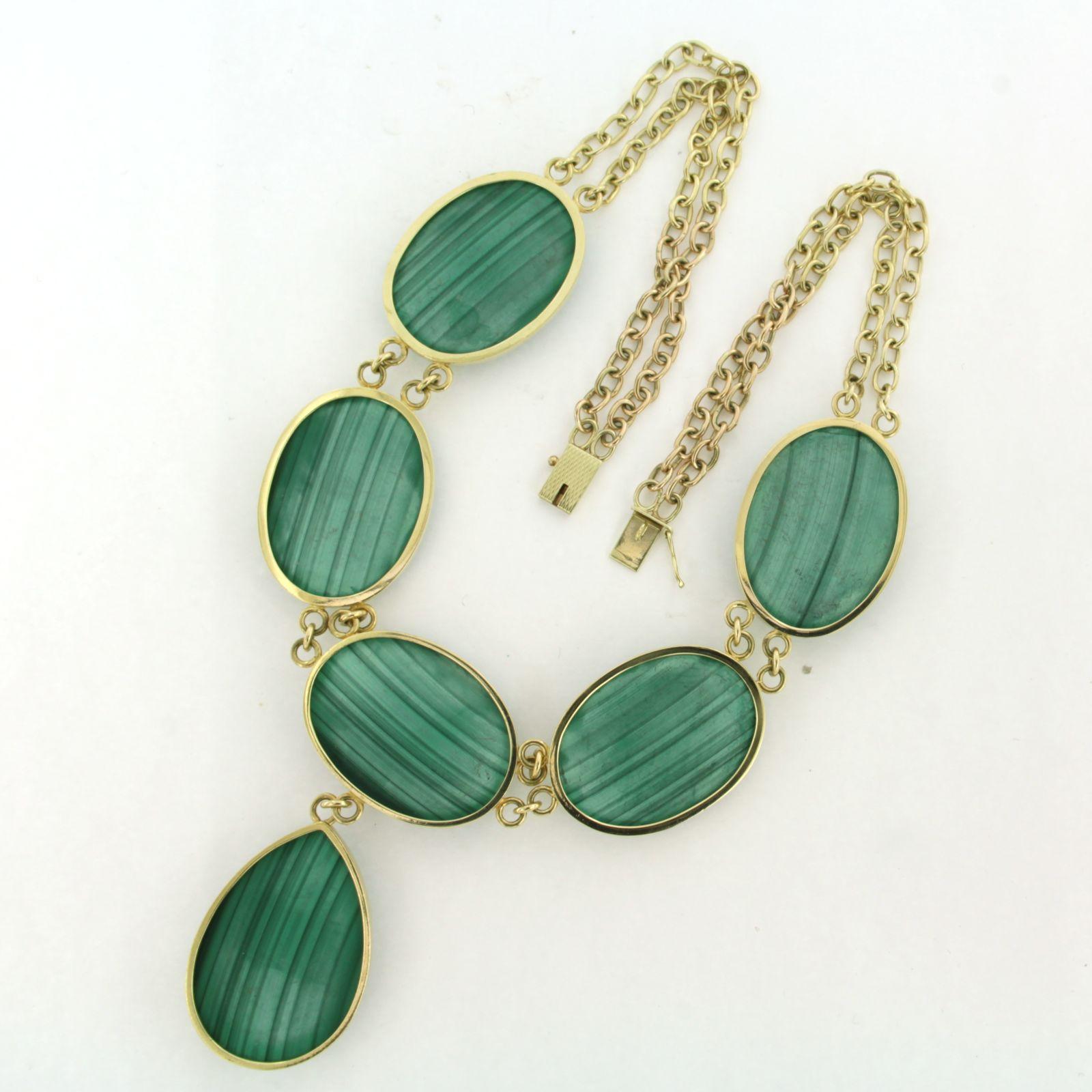 14k yellow gold necklace with malachite - 40 cm long 

detailed description:

the length of the necklace is 40 cm long

the size of the center piece 20 cm wide by 6.5 cm long

weight 104.1 grams

set with

- 1 x 3.3 cm x 2.4 cm drop shape cabochon