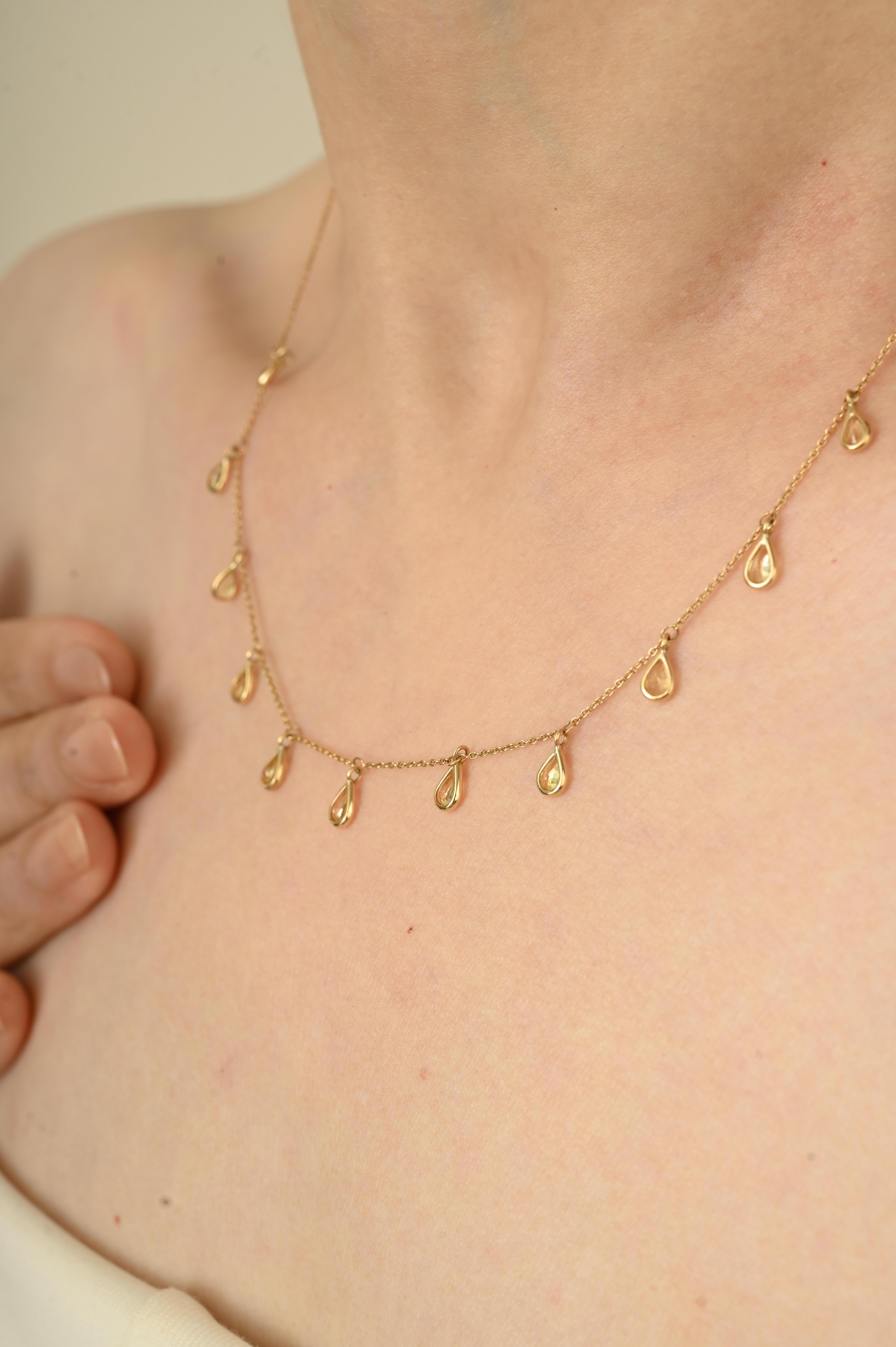 Cet élégant collier est réalisé en or jaune 14k et présente une chaîne délicate ornée de saphirs jaunes naturels taille poire totalisant 3,1 carats. Chaque saphir est solidement maintenu dans une monture lisse, rehaussant l'éclat des pierres tout en