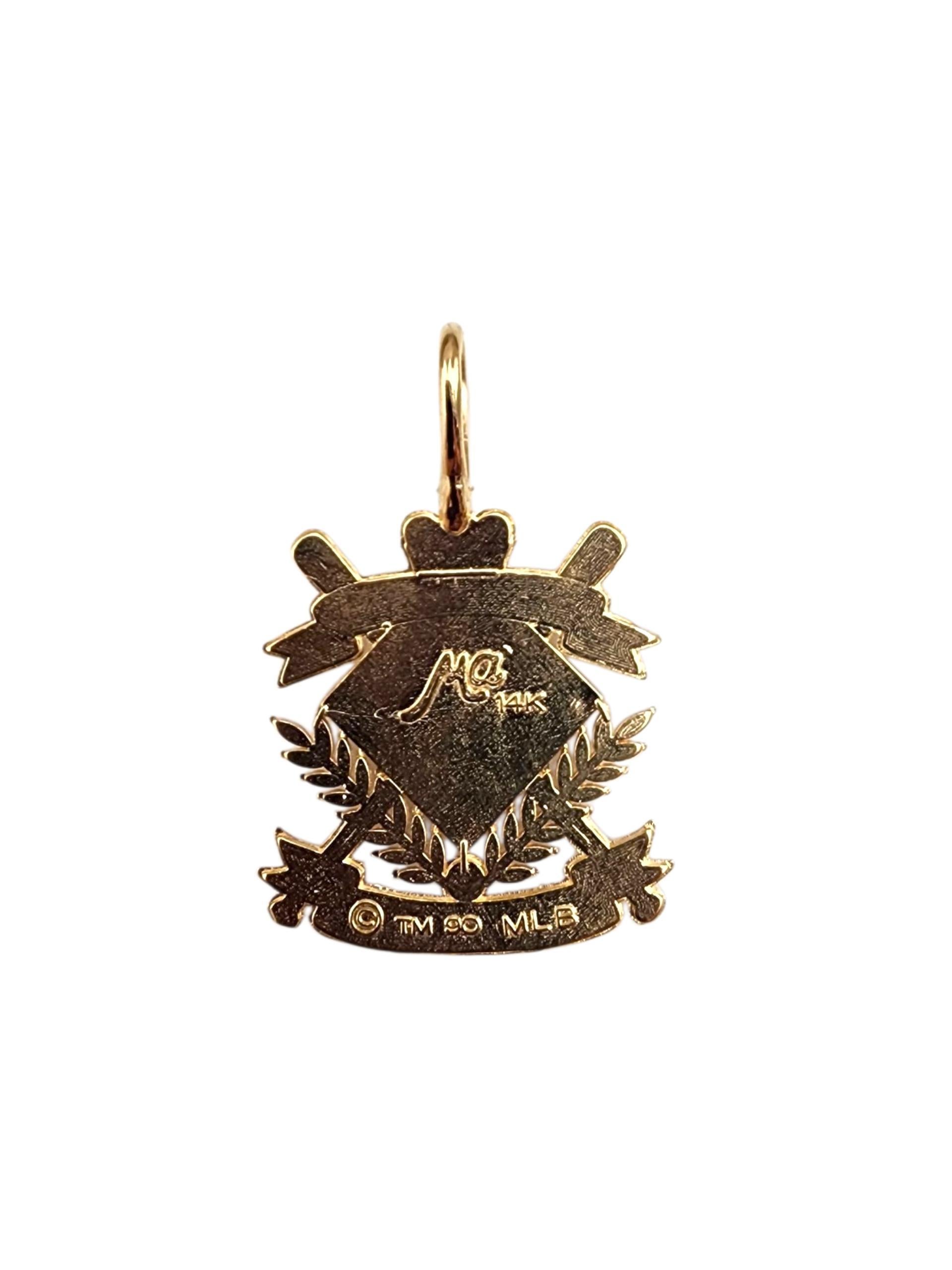 Ciondolo New York Yankees in oro giallo 14K

Mostra il tuo orgoglio di squadra con questo ciondolo con licenza ufficiale dei New York Yankees, realizzato in oro giallo 14K. Caratterizzato dall'iconico logo degli Yankees in un design audace e