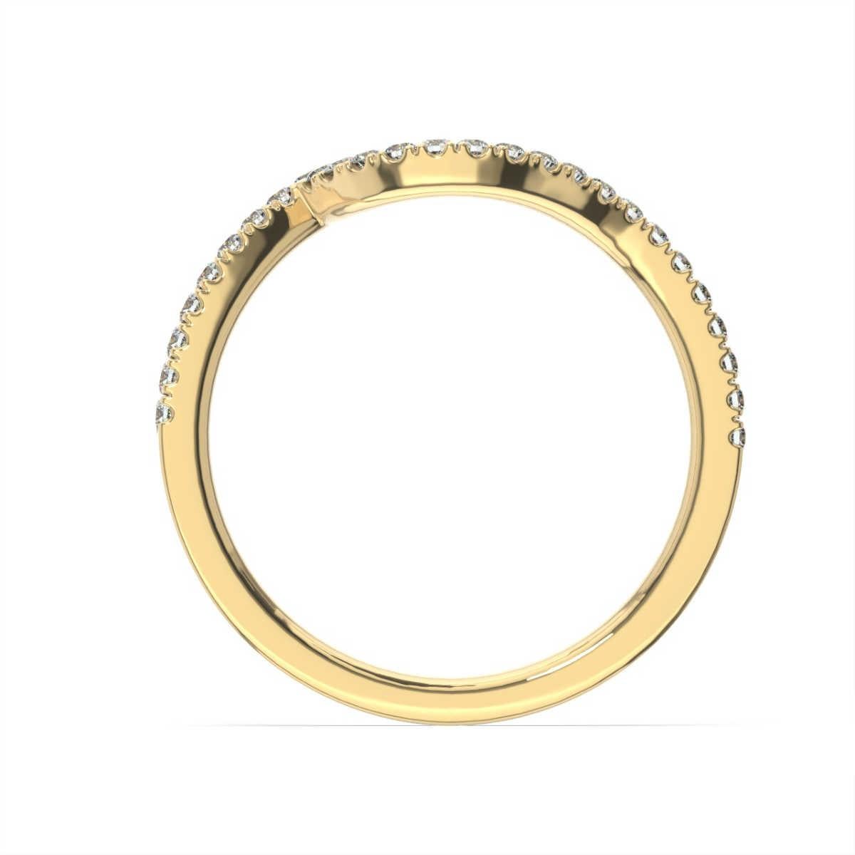 Este anillo curvo presenta brillantes diamantes engastados con microgarras en la parte superior de esta delicada banda. Este anillo coincide con nuestro anillo Noga y debe personalizarse según las medidas de la gema central. ¡Experimenta la