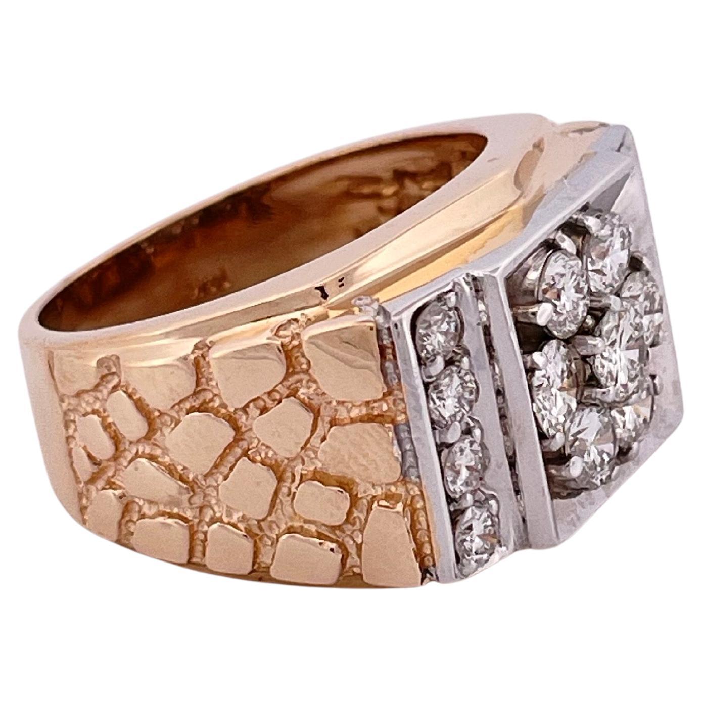 Audace e distintivo, questo anello vintage da uomo di Dahlgem è realizzato in ricco oro giallo 14K e incastonato con circa 1,75 carati di diamanti naturali di colore G-H e purezza SI. Il centro presenta uno splendido gruppo di diamanti rotondi