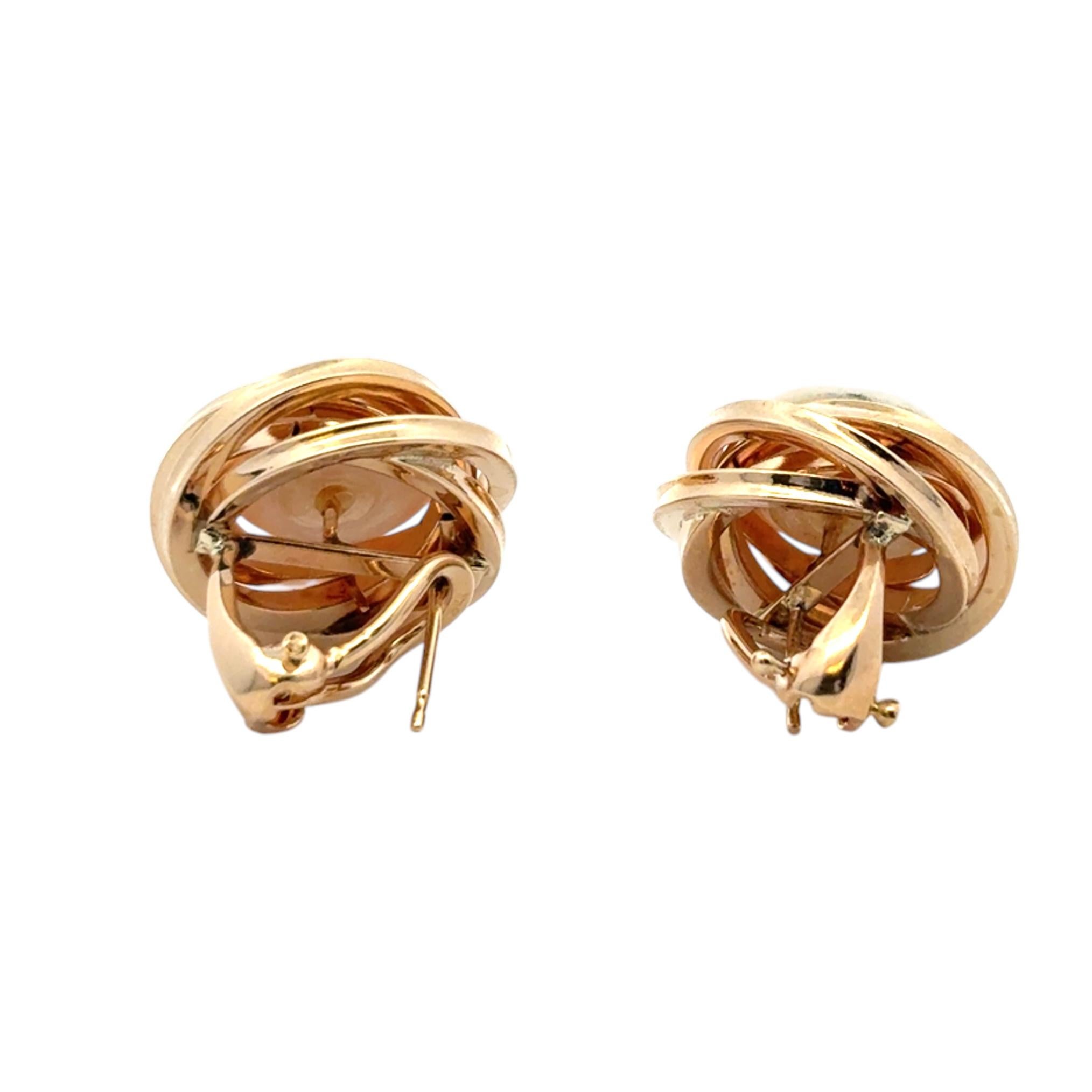 Orecchini Omega di perle nere in oro giallo 14k in vendita 4