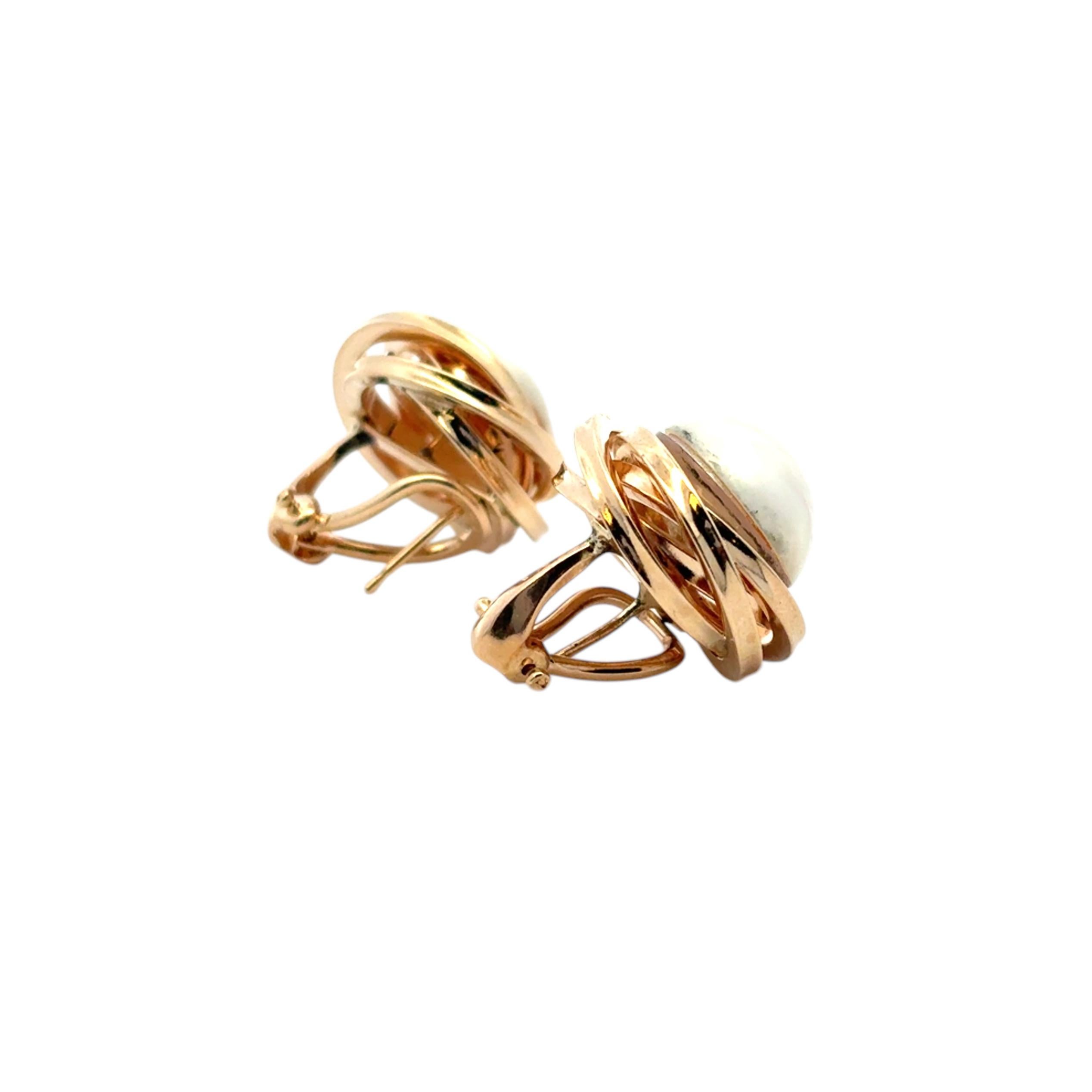 Grezzo Orecchini Omega di perle nere in oro giallo 14k in vendita