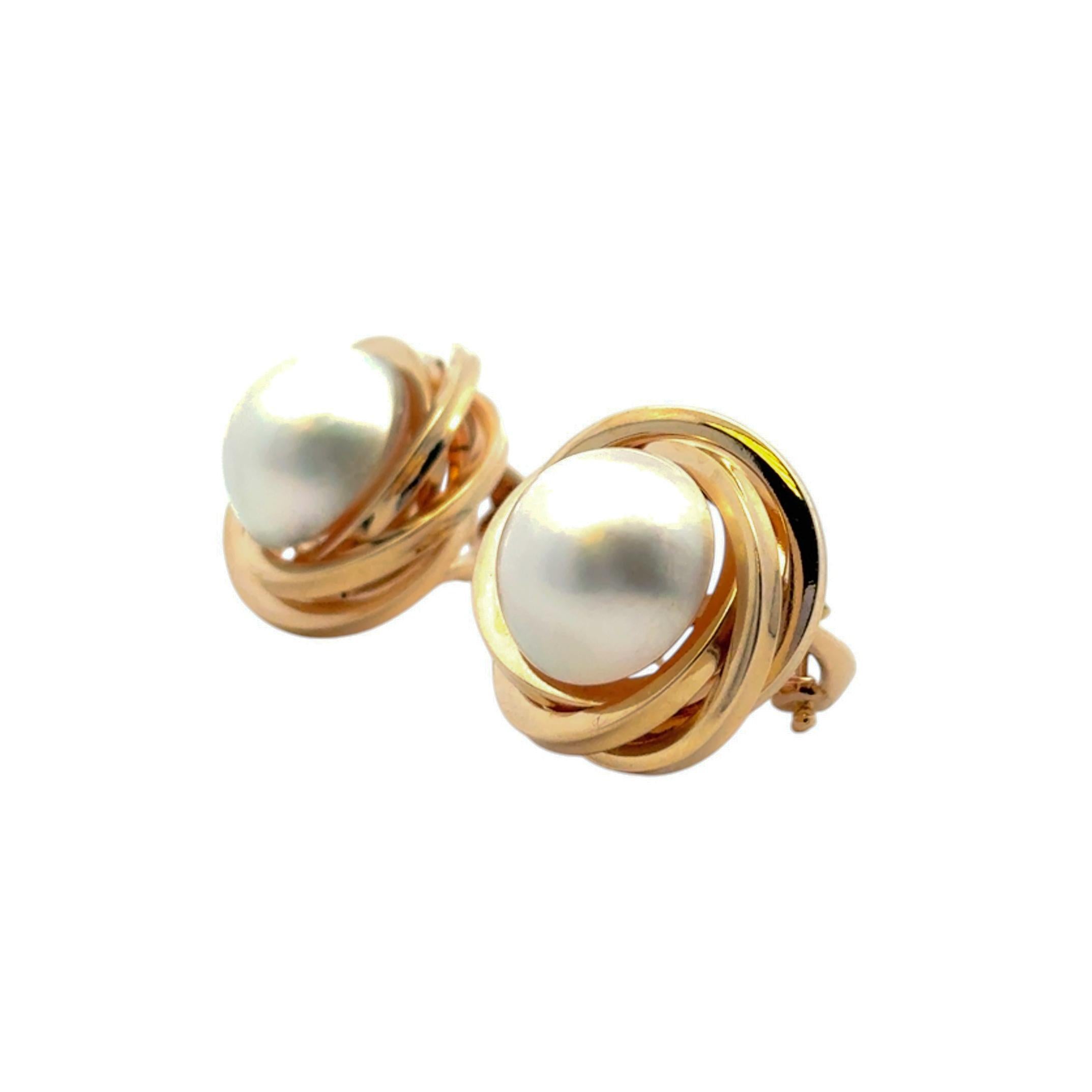 Donna Orecchini Omega di perle nere in oro giallo 14k in vendita