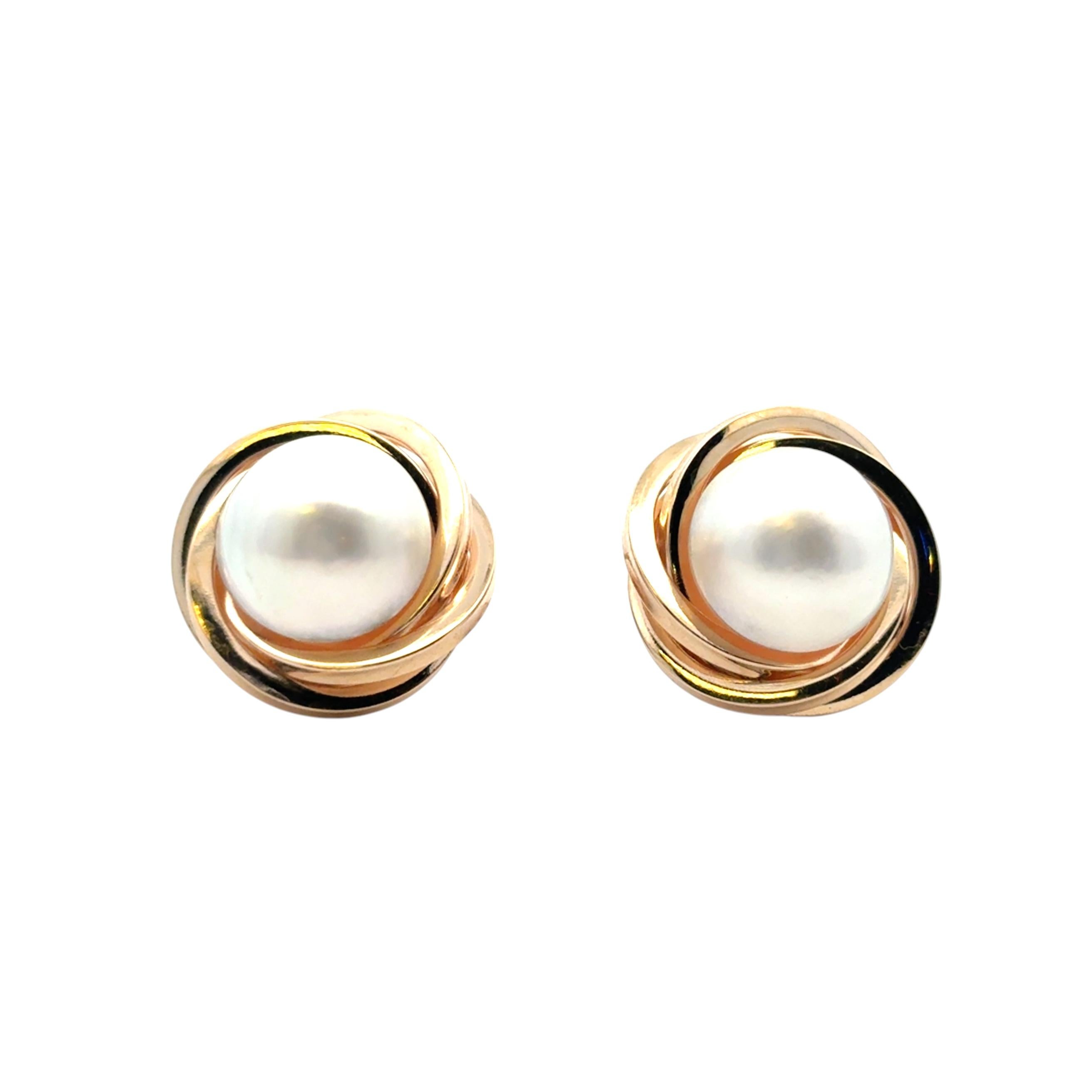 Orecchini Omega di perle nere in oro giallo 14k
Questi splendidi orecchini sono in ottime condizioni e sono pronti per essere spediti! 

Materiale: oro giallo 14k
Dettagli sulle gemme: Perle rotonde di circa 0,47 mm di diametro.
Misure: 0,74