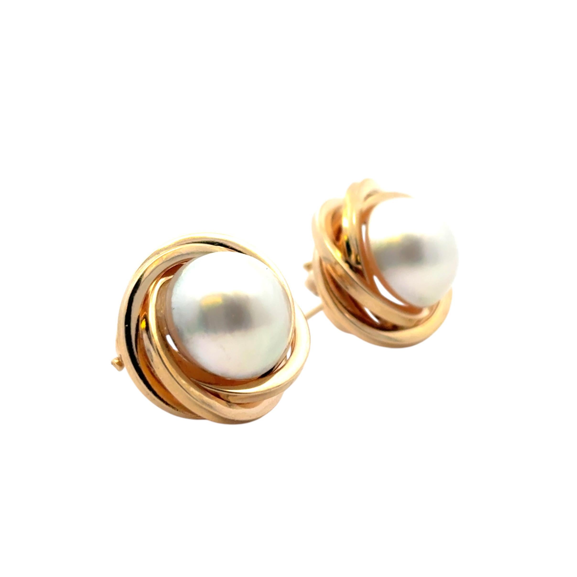 Orecchini Omega di perle nere in oro giallo 14k in vendita 1