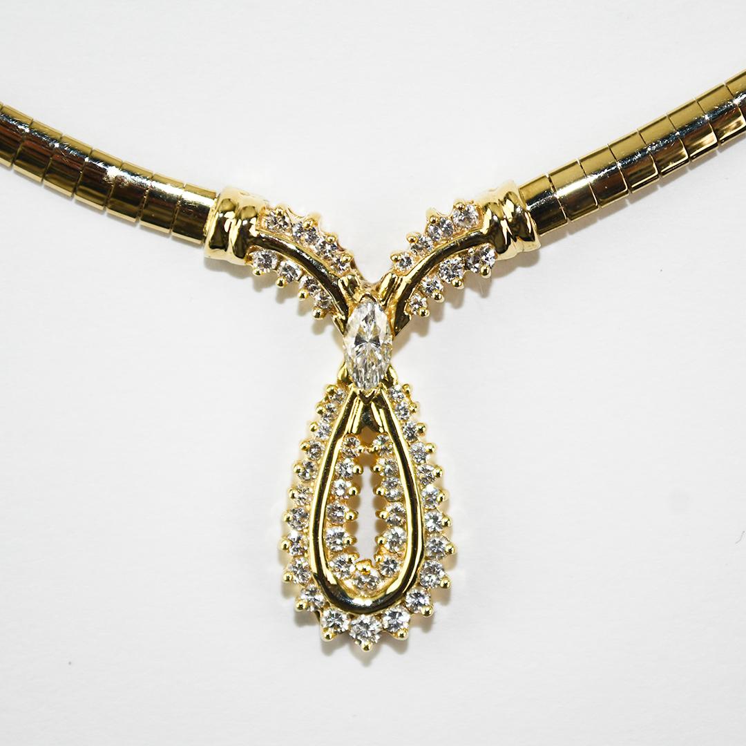 Collier pour dames en or jaune 14k et diamants.
Estampillé 14k Italie et pèse 24,8 grammes.
Il y a un diamant central marquise de 0,30 carat, couleur H à I, pureté SI.
Les diamants latéraux sont de taille ronde et brillante, 0,33 carats au total,