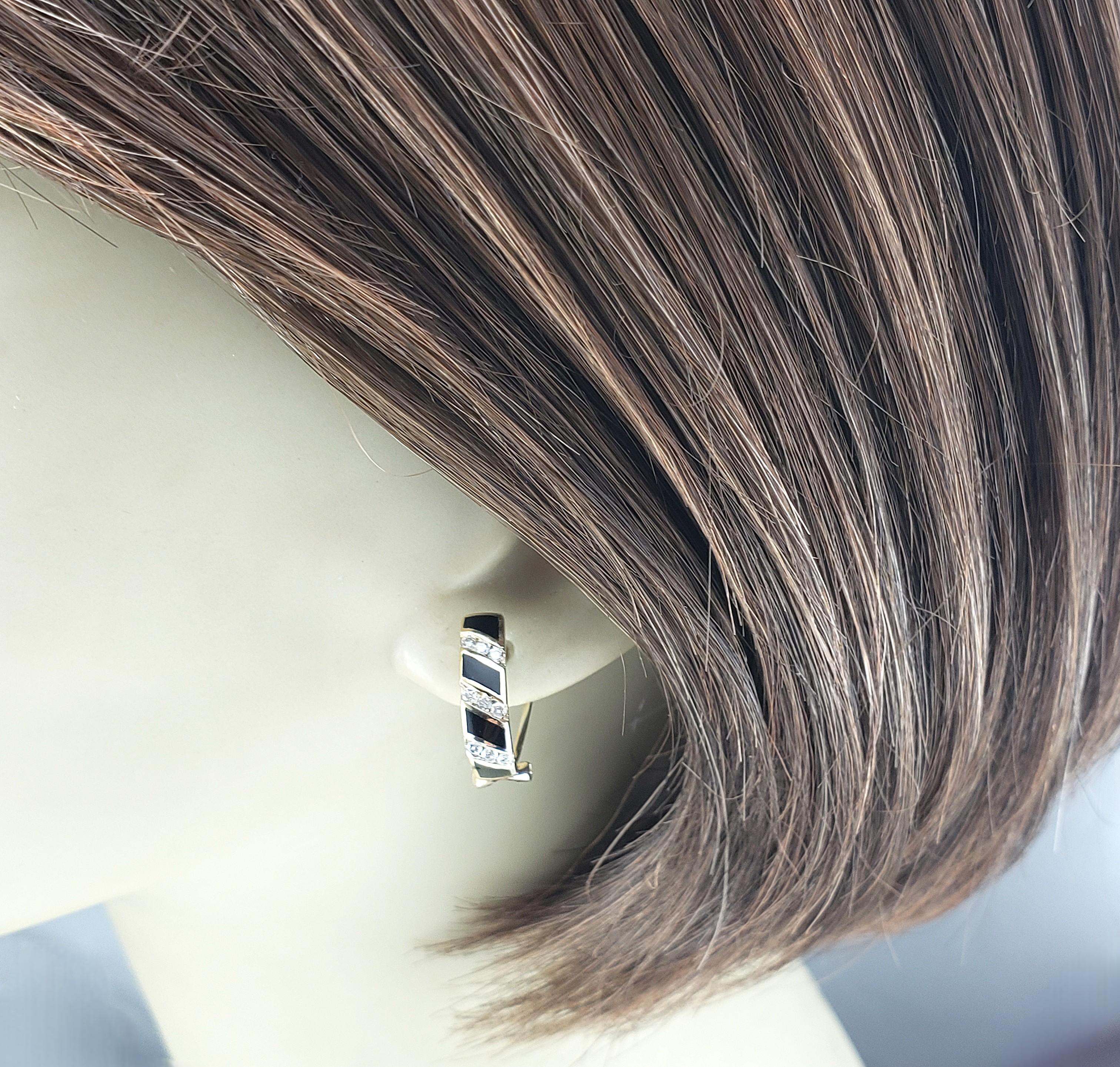 Orecchini a cerchio in oro giallo 14K con onice e diamanti #23134 in vendita 2