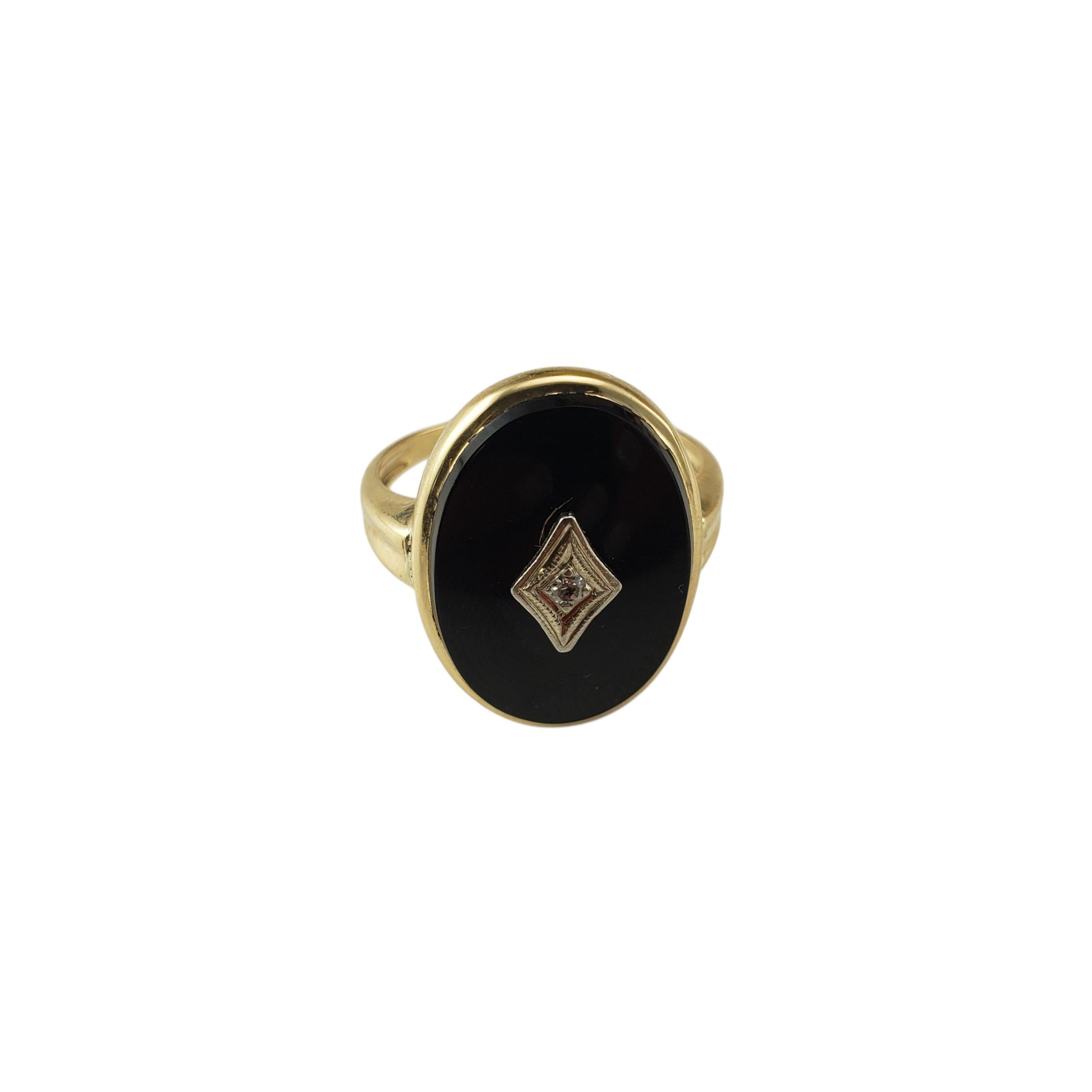 Anello in oro giallo 14K con onice e diamanti, misura 6,75

Audace ma elegante, questo anello di ispirazione vintage presenta una pietra ovale liscia di onice incorniciata in ricco oro giallo 14K. Al centro, un singolo scintillante diamante rotondo