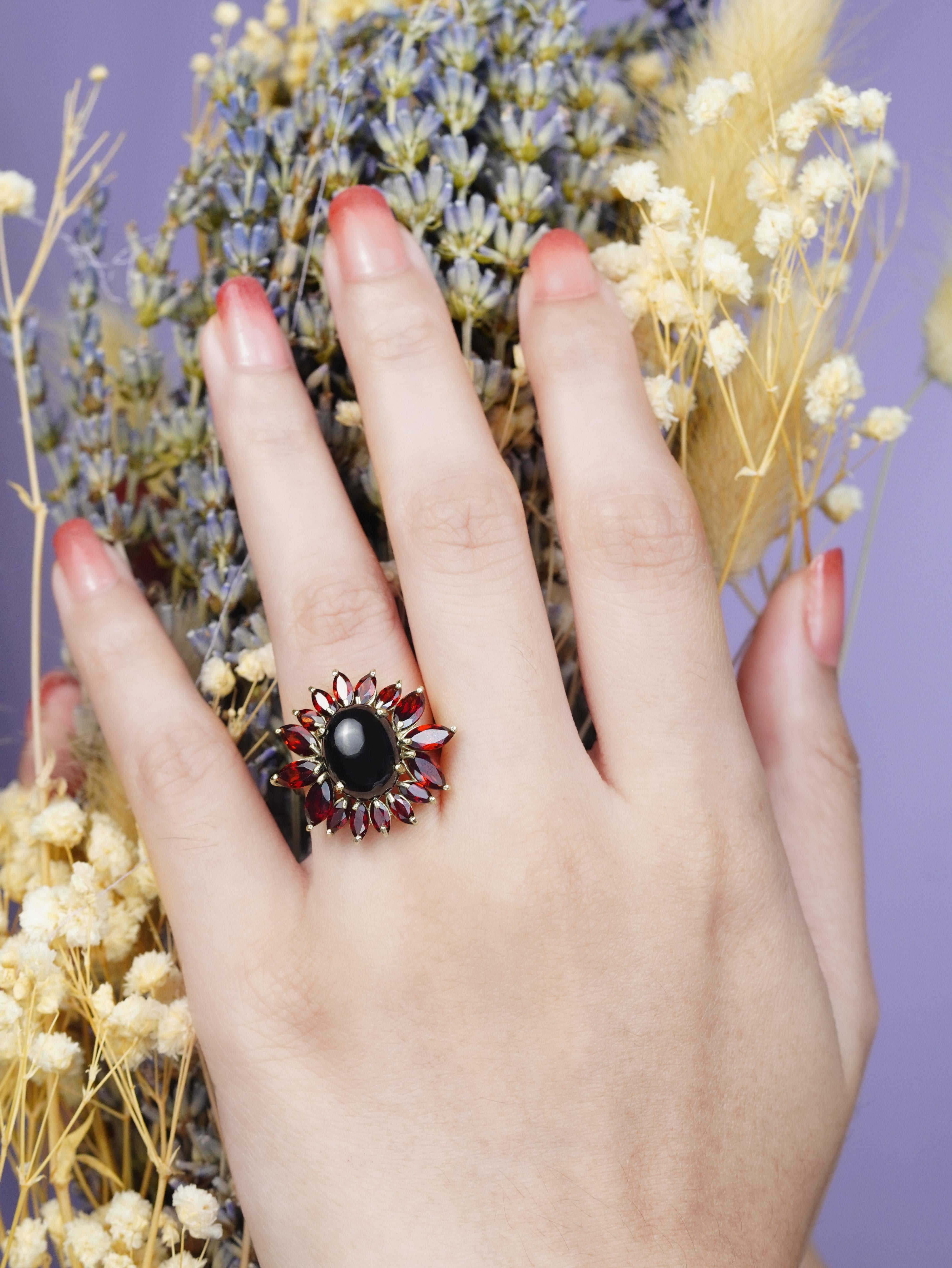 14K Yellow Gold Onyx and Garnet Vintage Style Floral Cluster Ring For Sale 1