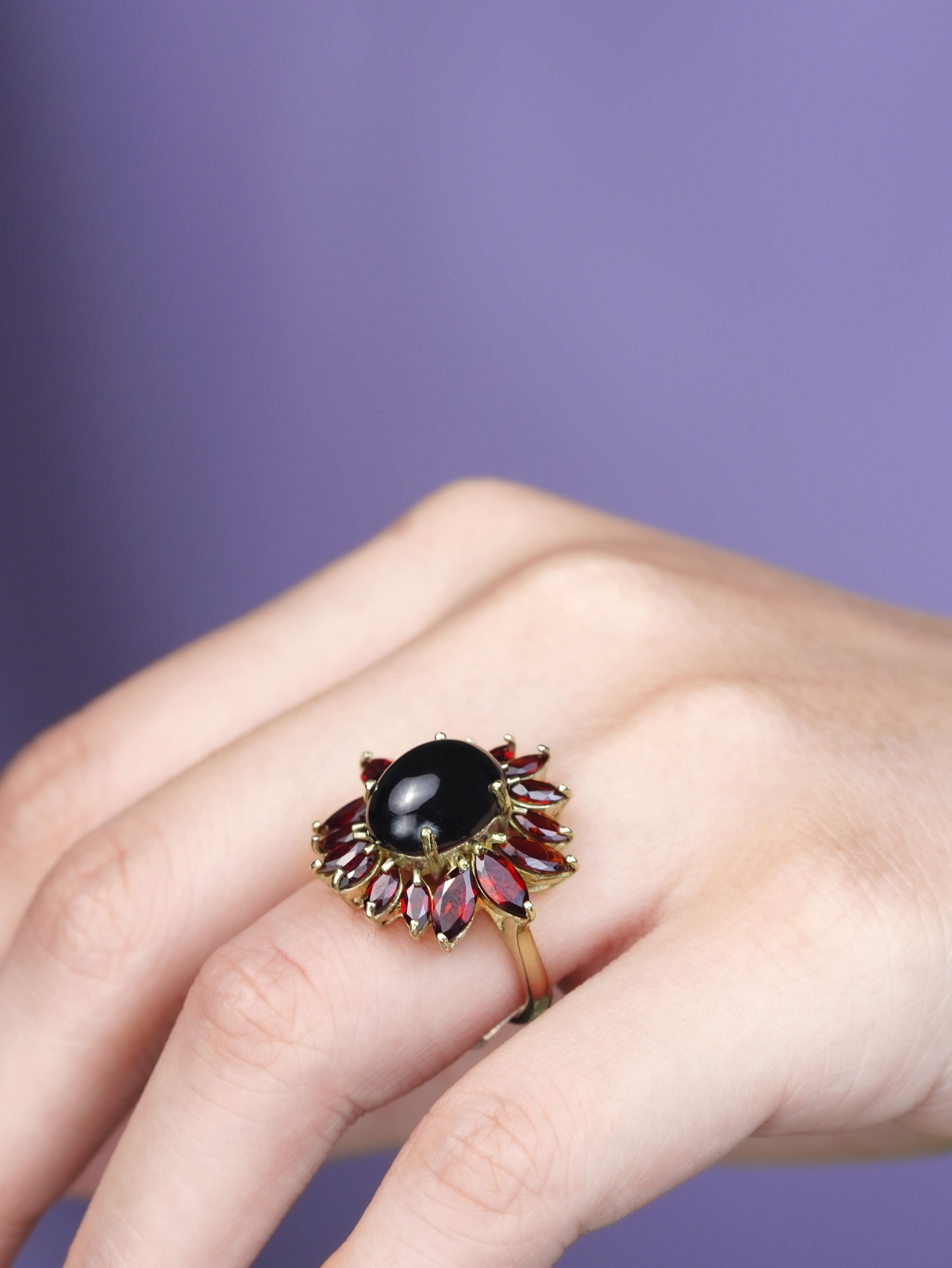 14K Yellow Gold Onyx and Garnet Vintage Style Floral Cluster Ring For Sale 3
