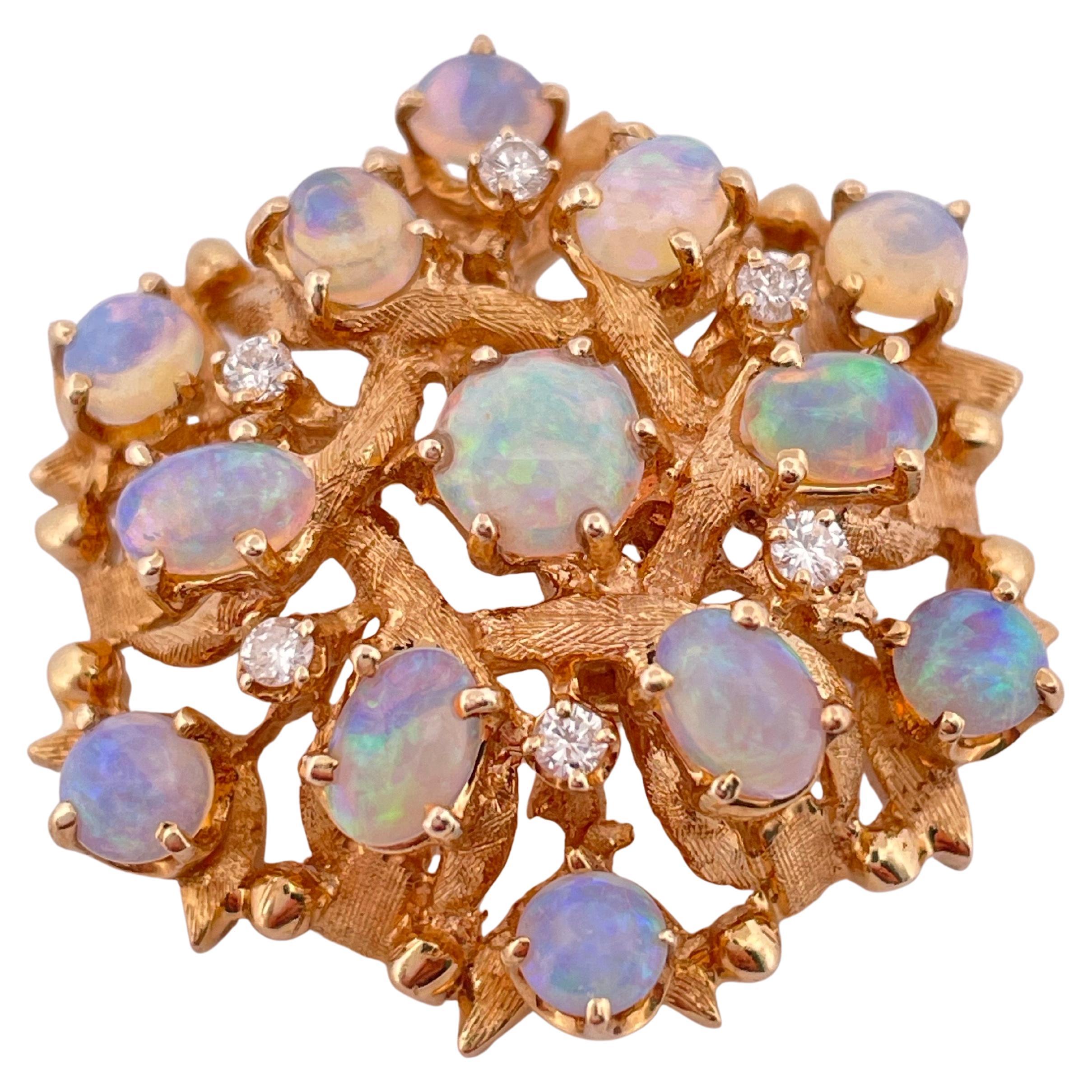Cet exquis pendentif broche en or jaune 14k met en valeur une étonnante composition d'opales lumineuses et de diamants étincelants dans un élégant design inspiré de la nature. La broche présente douze opales ovales en cabochon, chacune rayonnant
