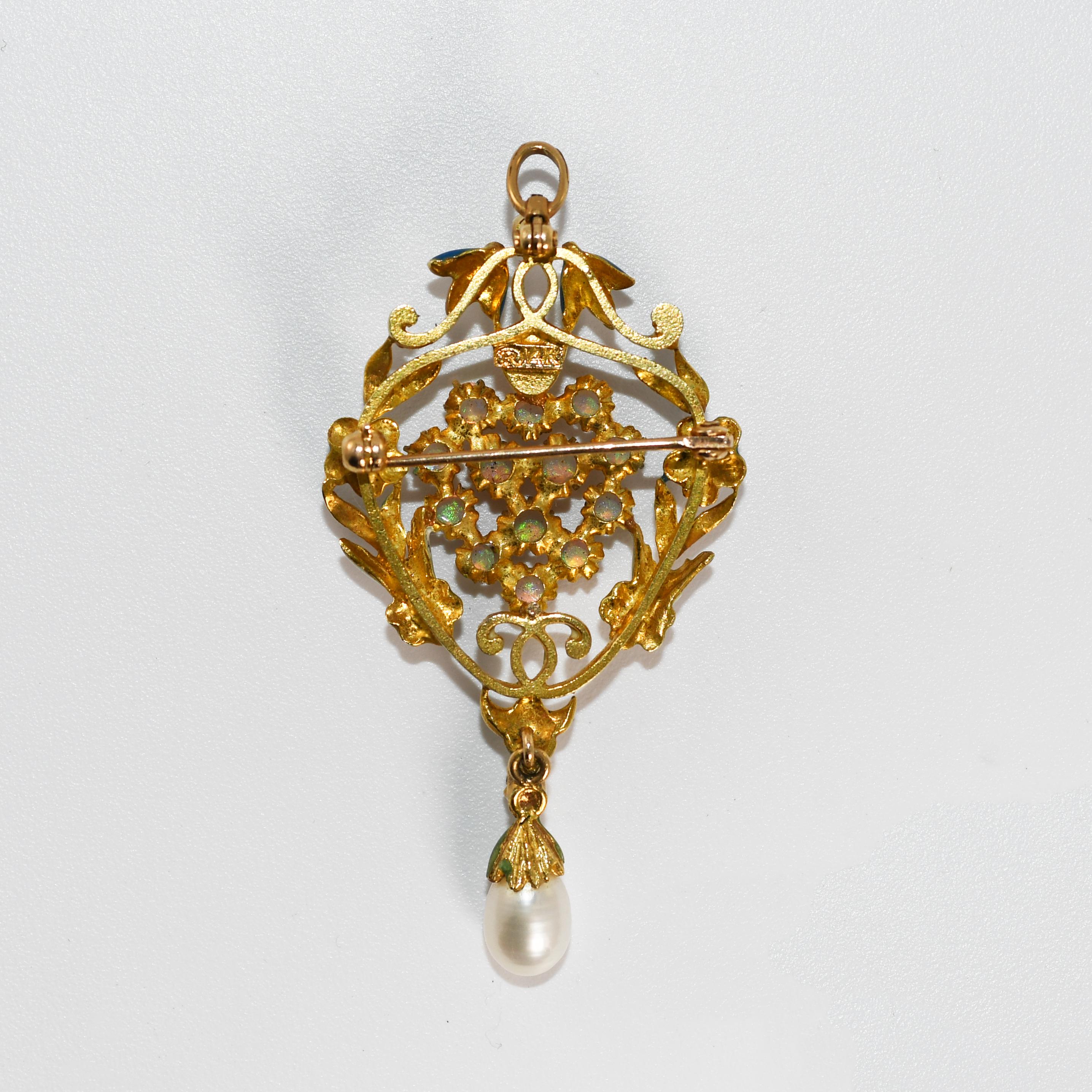 Broche/pendentif en opale et diamant sur une monture en or jaune 14k.
Estampillé 14k et pèse 8 grammes en poids brut.
Il y a de petites opales australiennes rondes, de couleur bleue et verte.
Une opale présente un éclat sur le bord.
Sur les côtés se