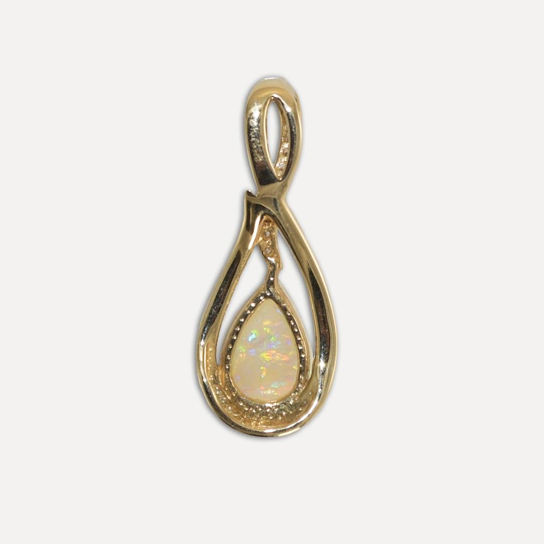 Pendentif en opale et diamant dans une monture en or jaune 14k.
La monture est estampillée 14k.
Le pendentif pèse 2 grammes en poids brut.
L'opale en forme de poire est d'un seul tenant, de 10,4 mm sur 7 mm, et présente des couleurs bleues, vertes