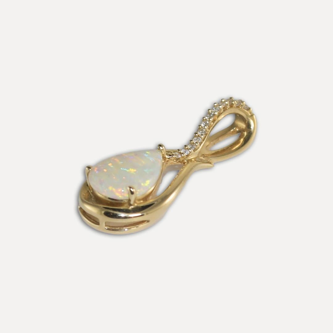 Taille poire Pendentif en or jaune 14 carats avec opale et diamants en vente