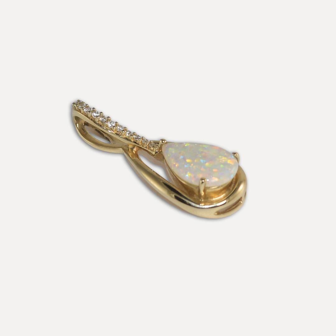 Pendentif en or jaune 14 carats avec opale et diamants Excellent état - En vente à Laguna Beach, CA