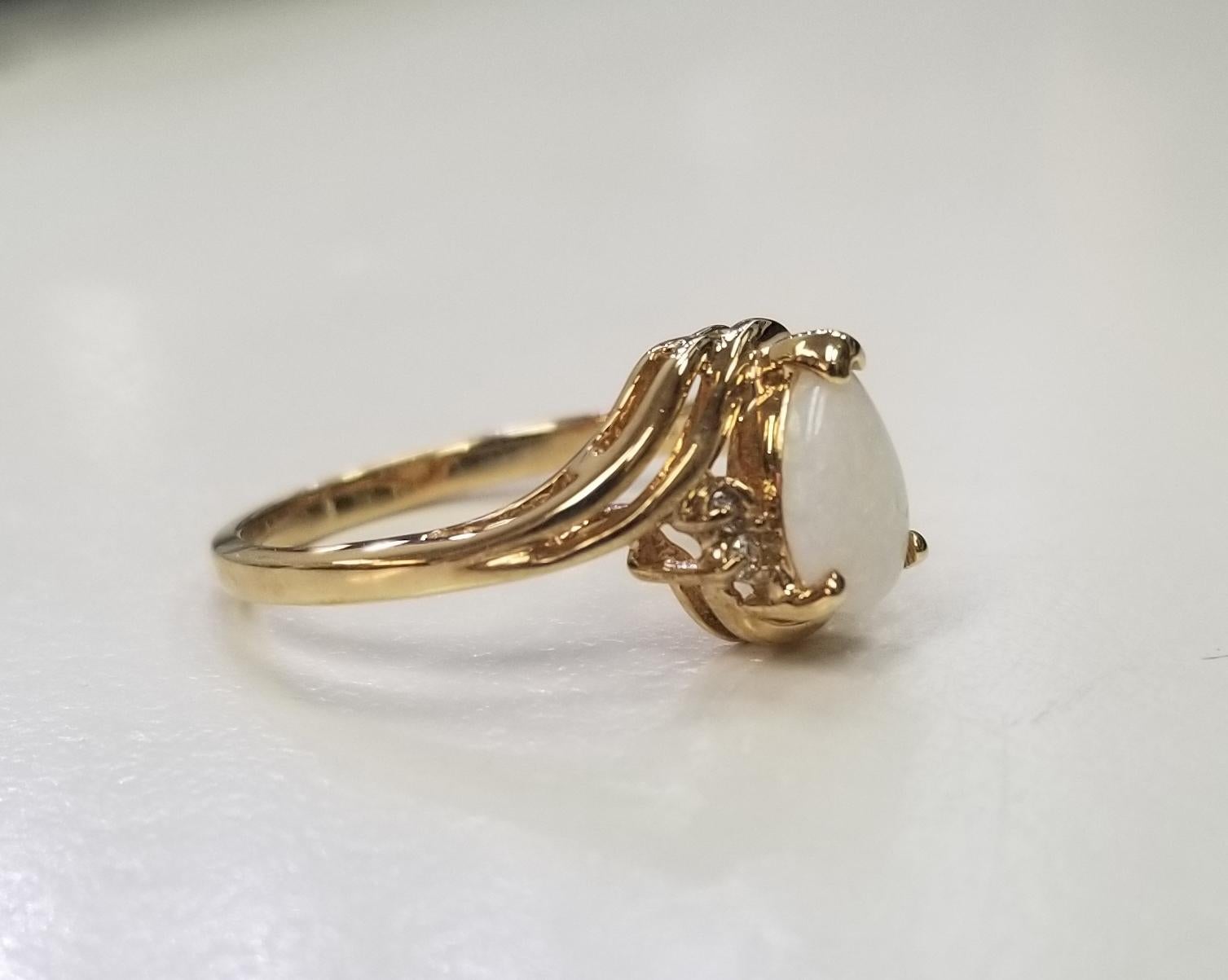 Specifications:
    main stone: 1 pear shape opal 1.005pts.
    other stones: 2 round diamonds .03pts.    
    color:GH
    clarity:SI1
    brand:-  metal:14K GOLD
    type: ring
    weight:2.5Gr
    size: 6 US



