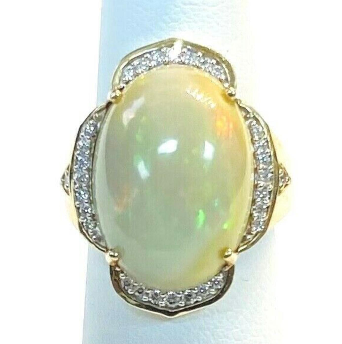 14K Yellow Gold Opal and Diamond Ring In Good Condition For Sale In Bradenton, FL