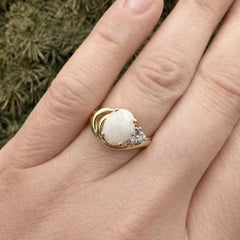 Anillo de oro amarillo de 14 quilates con ópalo y diamantes en forma de racimo