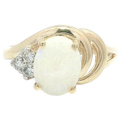 Anillo de oro amarillo de 14 quilates con ópalo y diamantes en forma de racimo