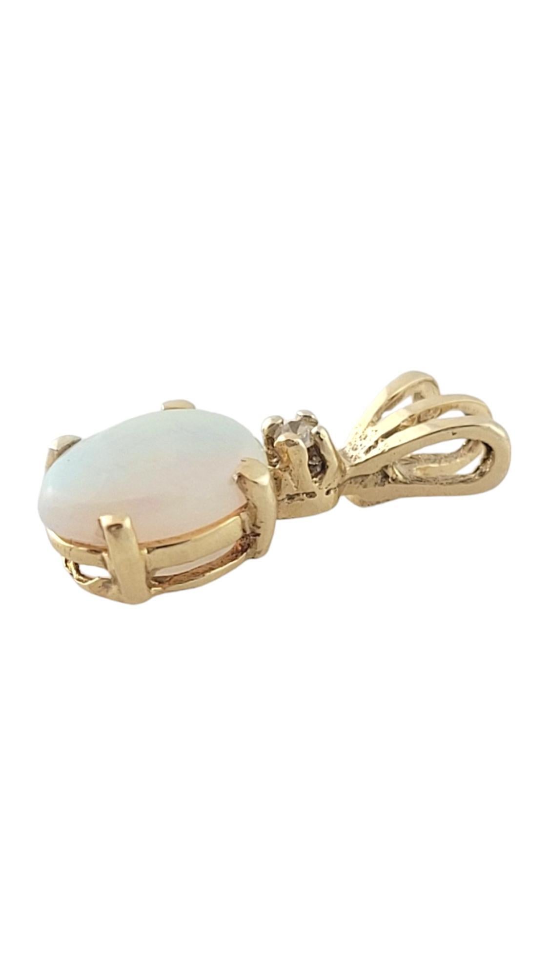 Vintage 14K Gelbgold Opal-Diamant-Anhänger

Dieser wunderschöne Anhänger hat einen wunderschönen weißen Opal in der Mitte und einen funkelnden Diamanten im Einzelschliff direkt darüber, der das Stück zusammenhält!

Ungefähres Gesamtgewicht der