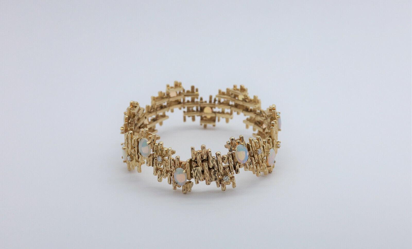 Esta impresionante pulsera de oro amarillo de 14k muestra un exquisito diseño de mediados de siglo, adornado con doce luminosos ópalos cabujón ovalados, cada uno de aproximadamente 7x4 mm de tamaño. Los ópalos muestran un cautivador juego de colores