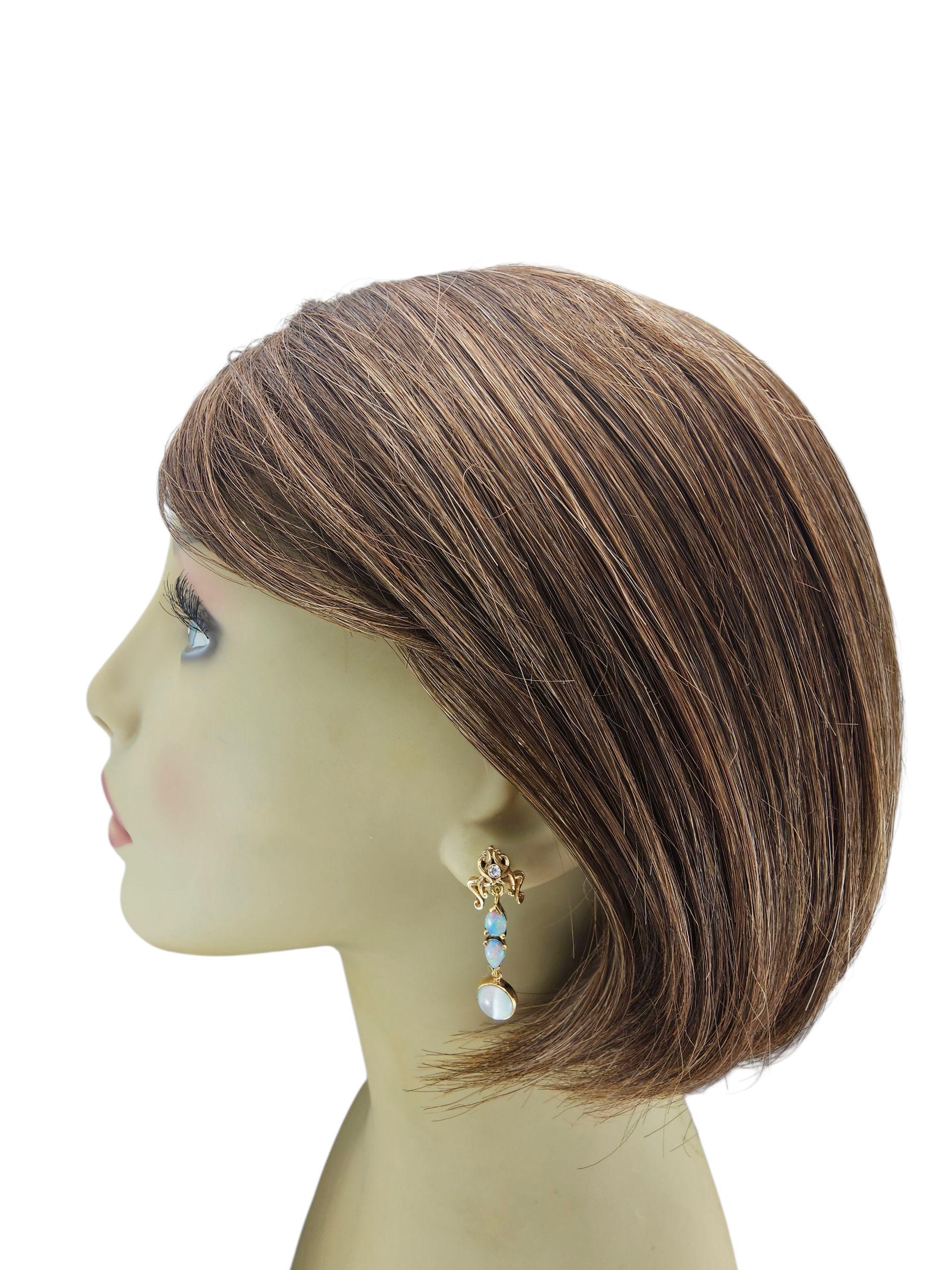 Orecchini pendenti in oro giallo 14K con opale, pietra di luna e diamanti...

Questi eleganti orecchini pendenti in oro giallo 14K sono caratterizzati da un accento di diamante nella parte superiore che conduce a due opali luminosi a forma di pera e