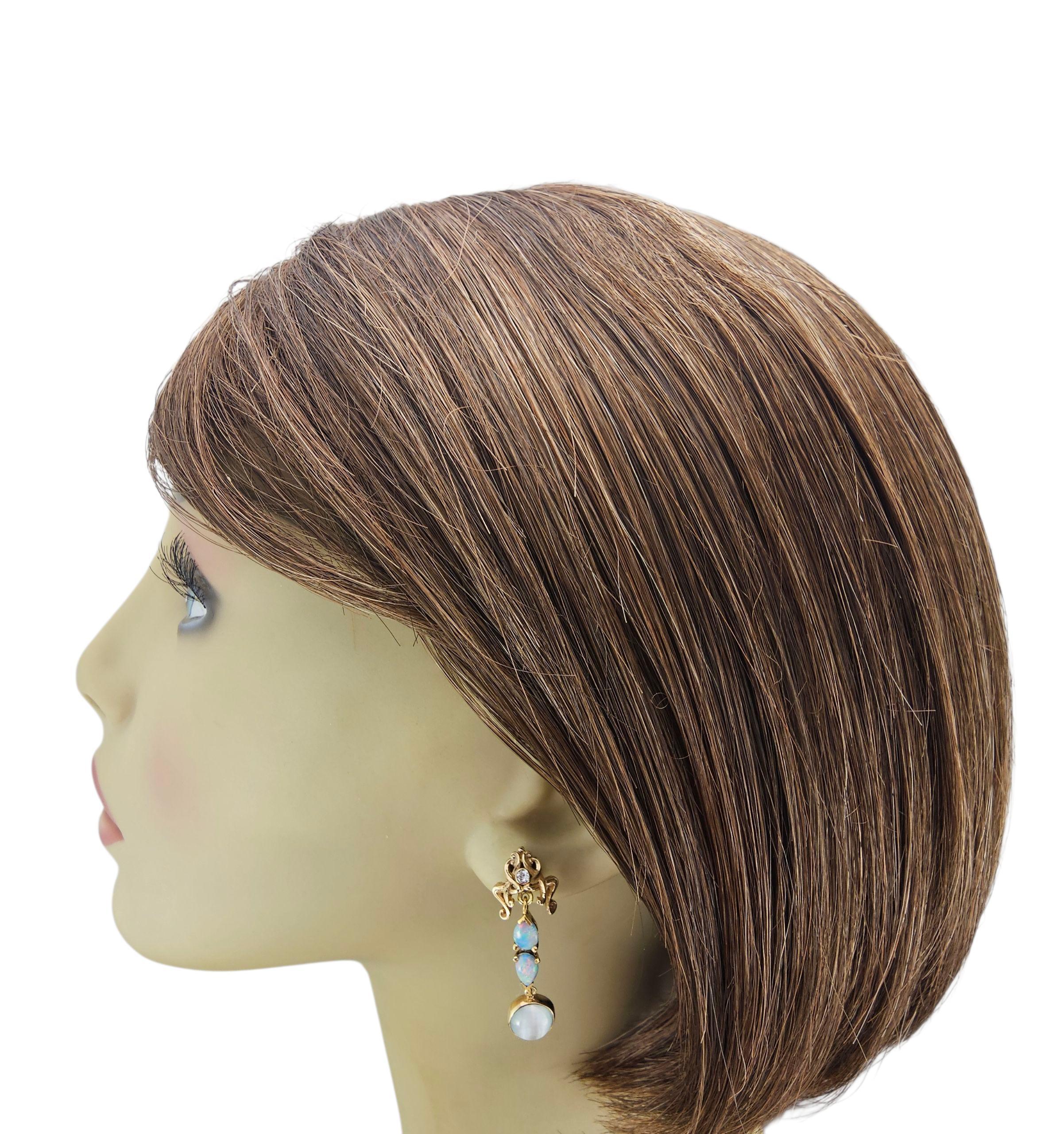 Contemporaneo Orecchini in oro giallo 14K con opale, pietra di luna e diamanti #23777 in vendita