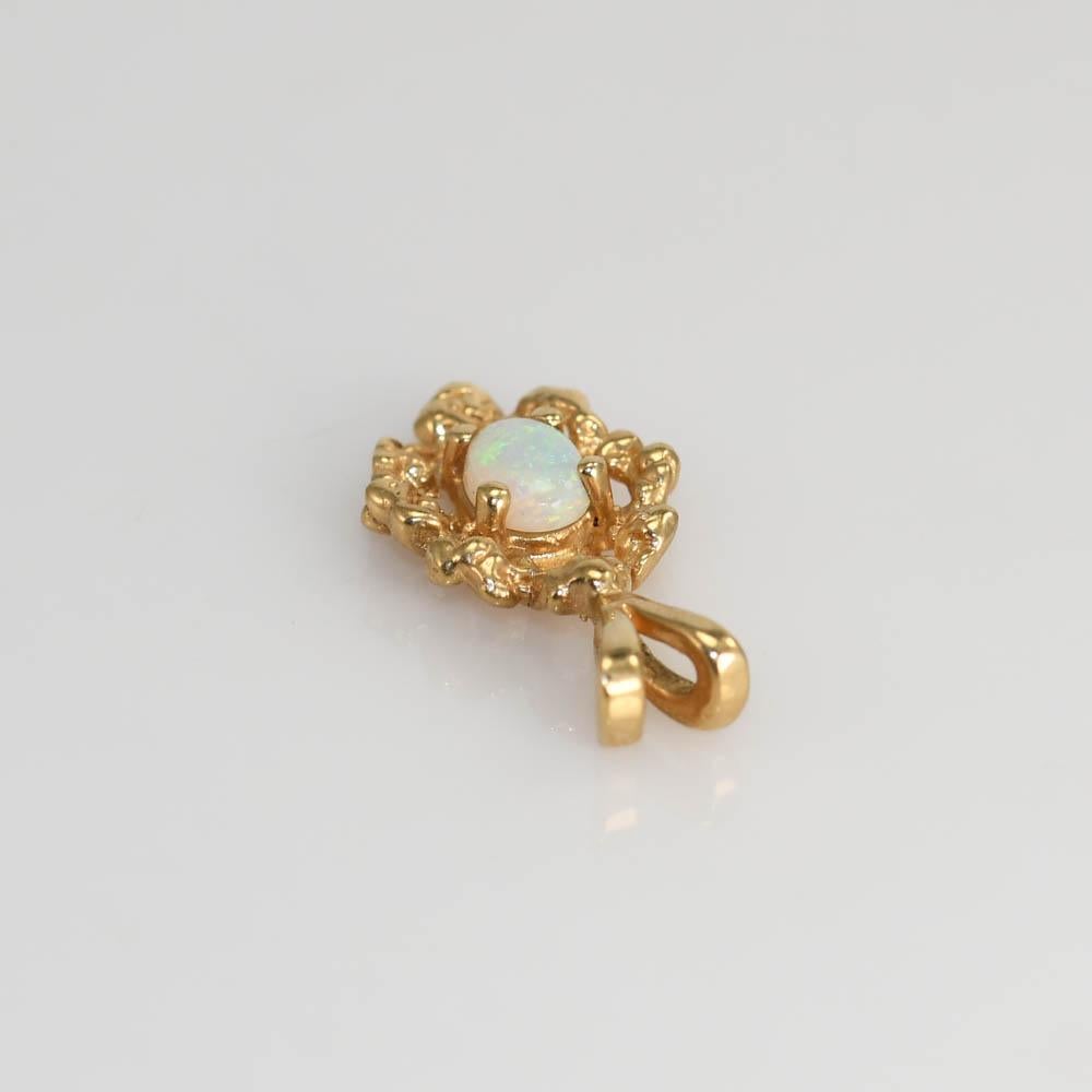 Oval Cut 14K Yellow Gold Opal pendant, 1.6gr For Sale