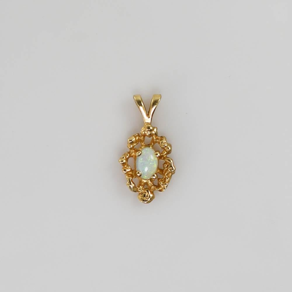 Women's 14K Yellow Gold Opal pendant, 1.6gr For Sale