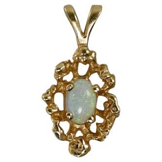 14K Yellow Gold Opal pendant, 1.6gr For Sale