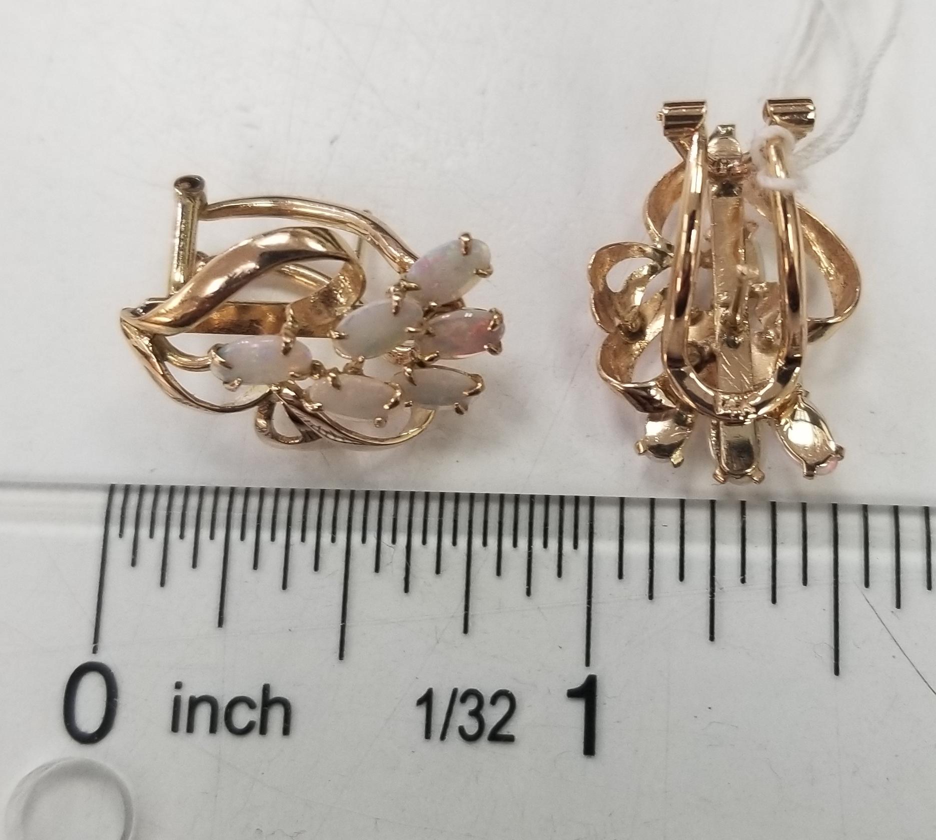 14k Yellow Gold Opal Pendant and Earring Set with 3.50 Carats In Excellent Condition For Sale In Los Angeles, CA