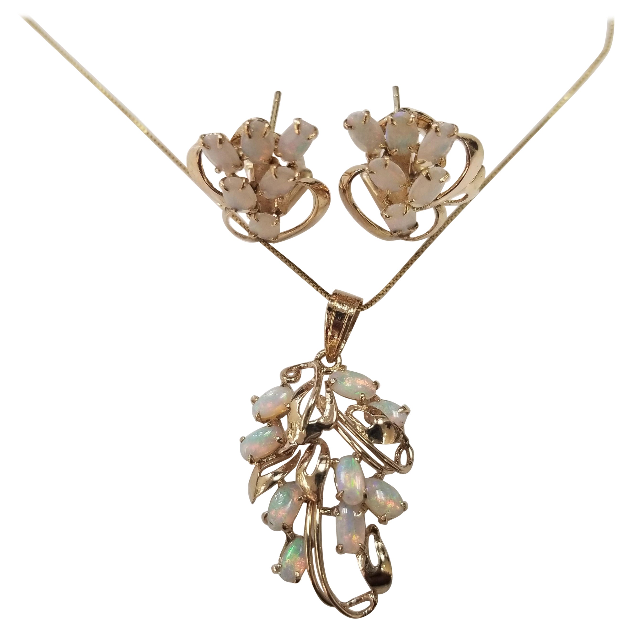 14 Karat Gelbgold Opal Anhänger und Ohrring Set mit 3,50 Karat im Angebot