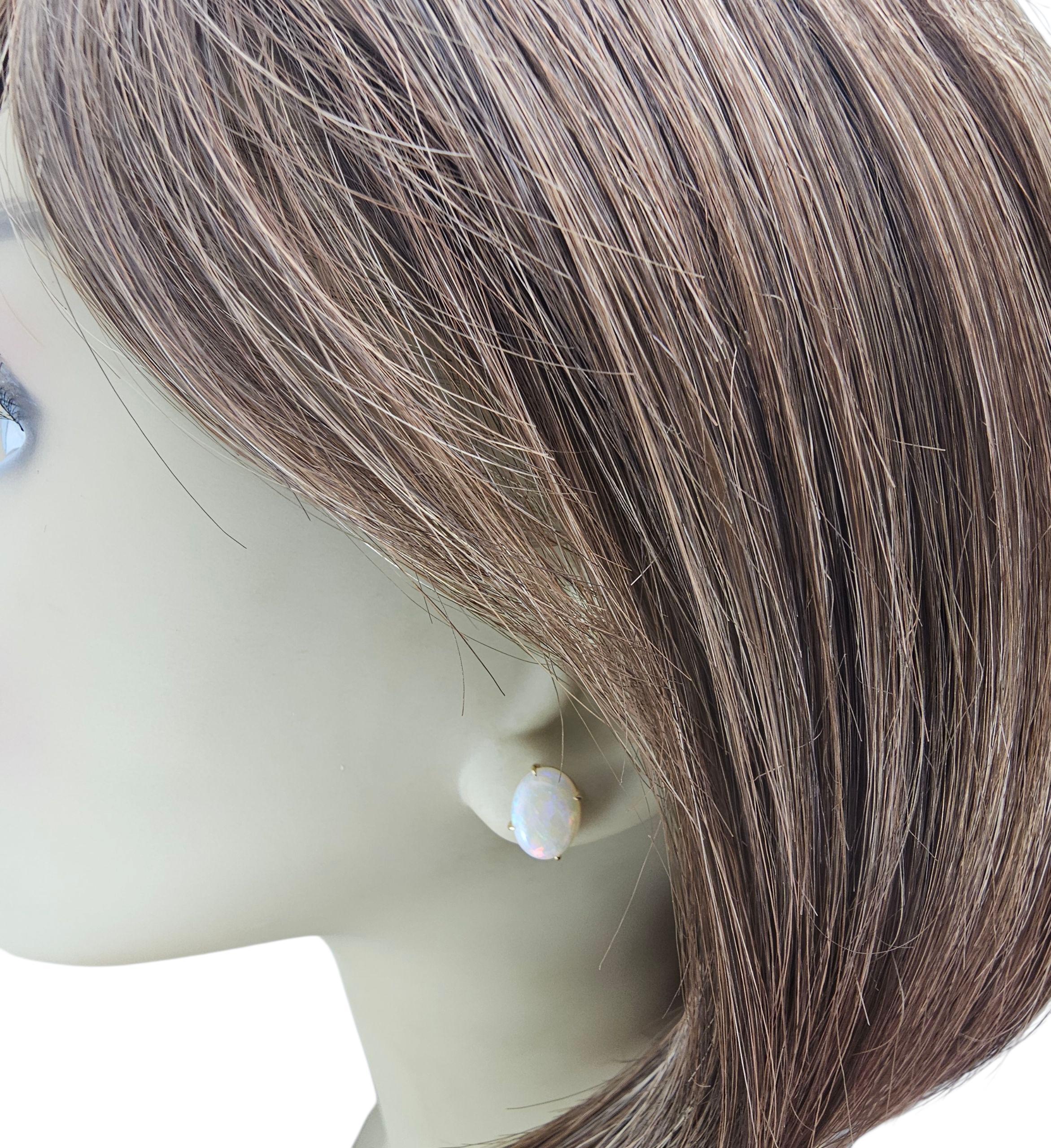 Orecchini a perno in oro giallo 14K con opale...

Semplici e senza tempo, questi orecchini a perno presentano ciascuno una pietra opale ovale incastonata nel classico oro giallo 14K. Perfetta per essere indossata sia di giorno che di sera. Chiusure