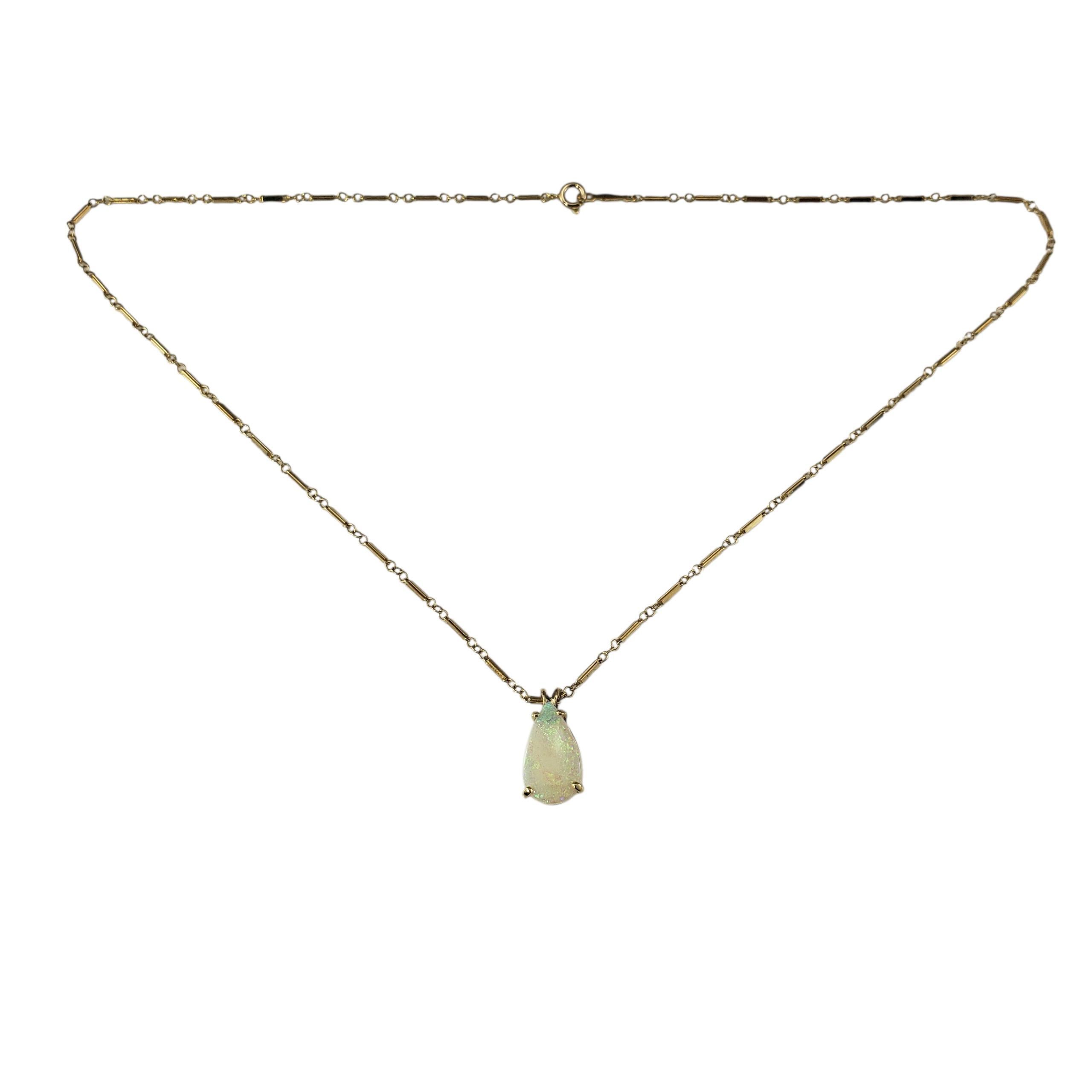 Collier pendentif opale en or jaune 14K

Cet élégant pendentif présente une opale lumineuse en forme de poire (12,9 mm x 8 mm) sertie dans de l'or jaune 14 carats qui est suspendue à une chaîne classique à maillons en barre. Une pièce gracieuse qui