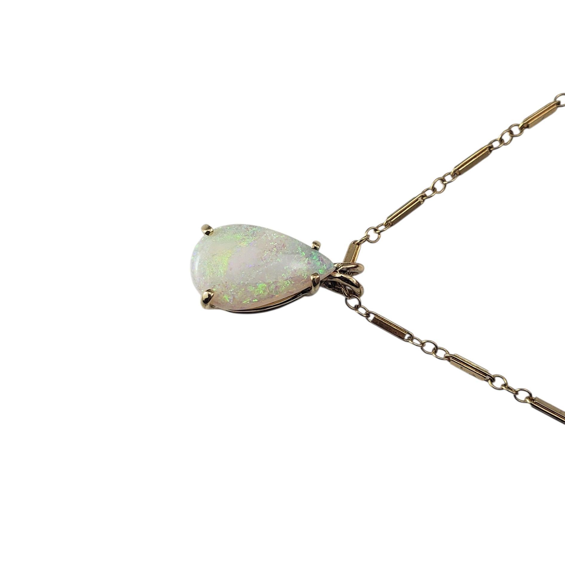 Contemporain Collier en or jaune 14K avec pendentif en forme de larme en opale #23402 en vente