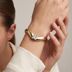 Pulsera tipo brazalete abierta de oro amarillo de 14k con incrustaciones de diamantes en forma de letra «L»