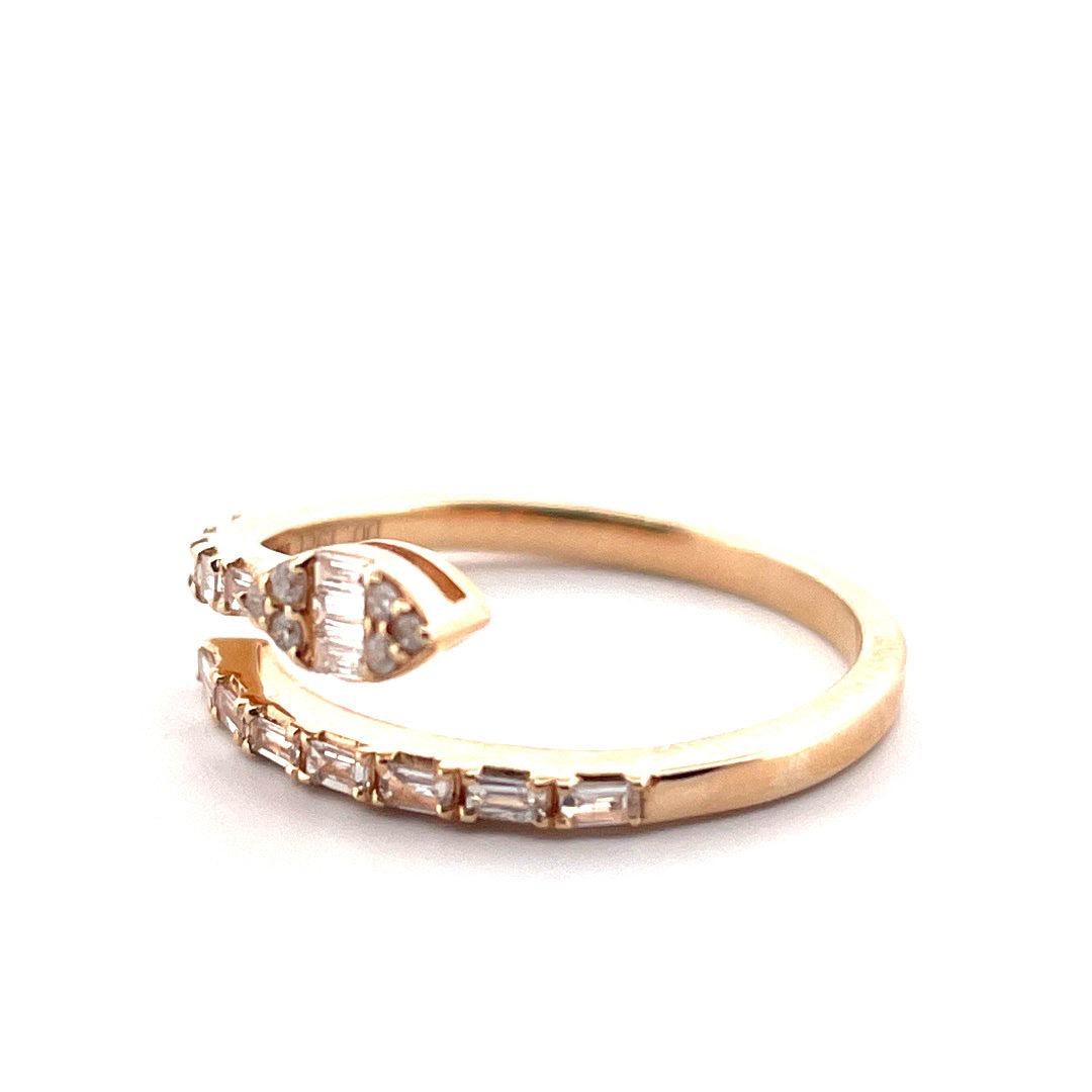 Faites une déclaration audacieuse avec cette bague en or jaune 14 carats pesant 1,80 gramme, à manchette ouverte et serpent diamant. La bague présente un design unique et nerveux avec un serpent qui s'enroule autour du doigt. Le serpent est fabriqué