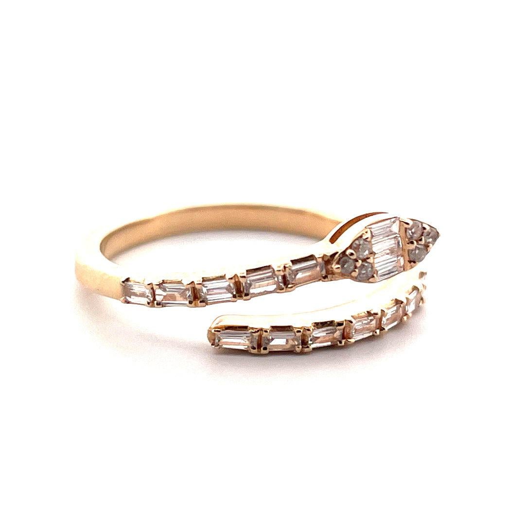 Taille mixte Bague en or jaune 14K à manchette ouverte, serpent et diamant en vente